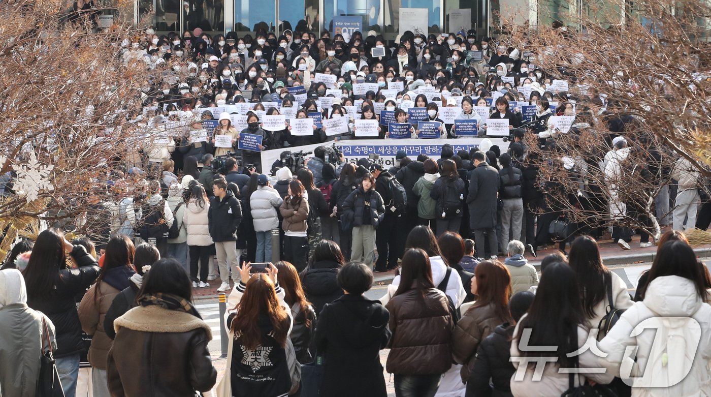 숙명여자대학교 학생들이 5일 오후 서울 용산구 숙명여자대학교에서 &#39;윤석열 대통령 퇴진을 위한 숙명여대 2,626인 대학생 시국선언&#39; 기자회견을 하고 있다. 2024.12.5/뉴스1 ⓒ News1 임세영 기자