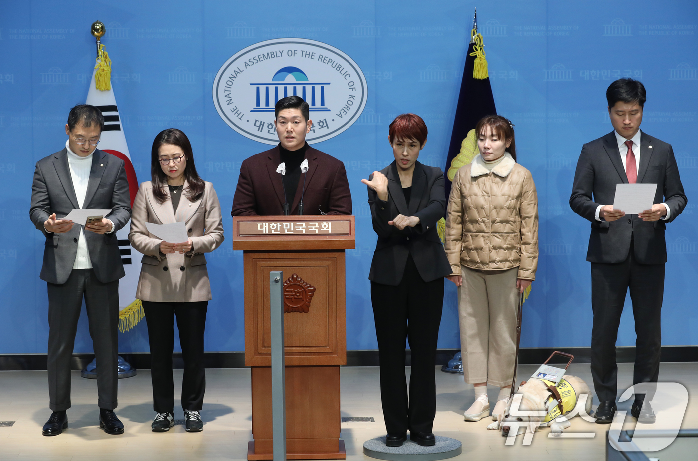 (서울=뉴스1) 이광호 기자 = 국민의힘 소장파 의원들이 5일 오후 서울 여의도 국회 소통관에서 현안 관련 긴급기자회견을 하고 있다.왼쪽부터 김상욱, 김소희, 김재섭, 김예지, 우 …