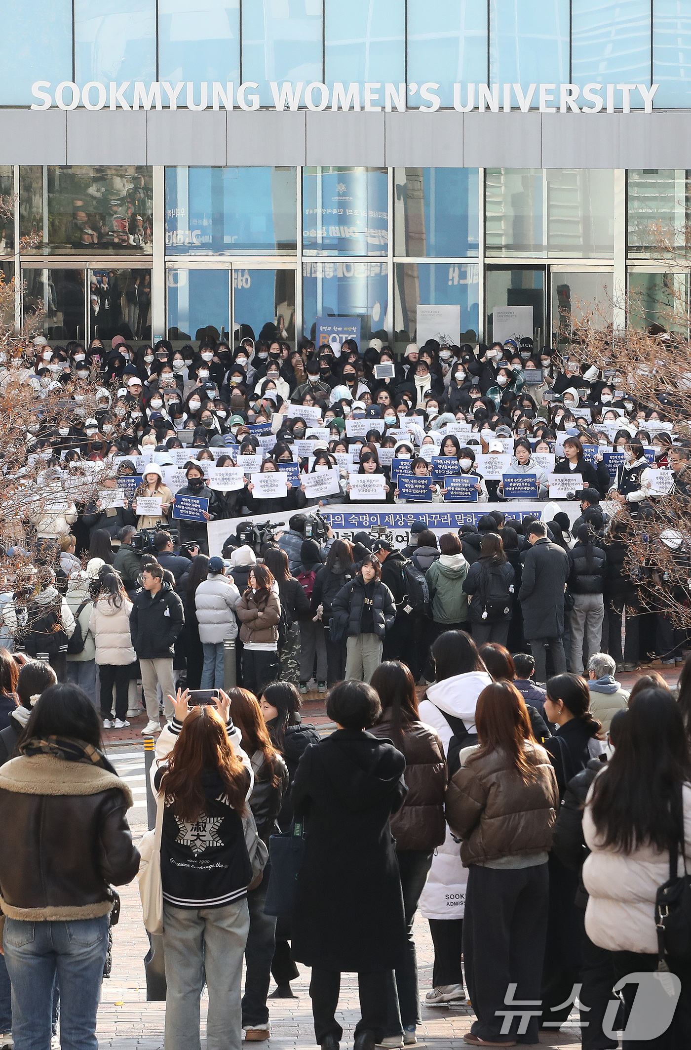 (서울=뉴스1) 임세영 기자 = 숙명여자대학교 학생들이 5일 오후 서울 용산구 숙명여자대학교에서 '윤석열 대통령 퇴진을 위한 숙명여대 2,626인 대학생 시국선언' 기자회견을 하고 …