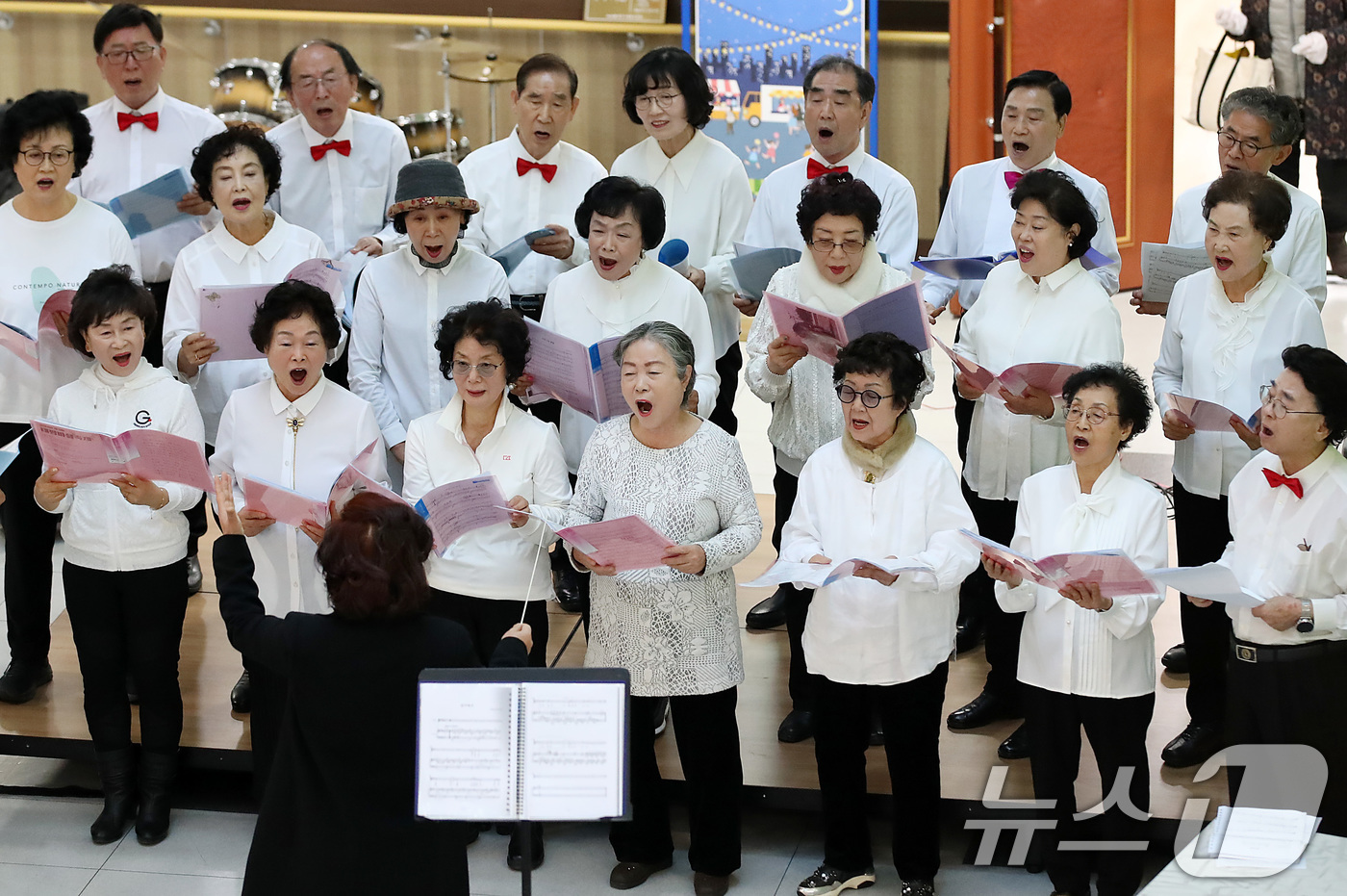 (대구=뉴스1) 공정식 기자 = 5일 대구 중구노인복지관에서 열린 '2024 태평마을축제'에서 실버합창단이 축하 공연을 선보이고 있다.이 축제는 한 해 동안 중구노인복지관에서 다양 …