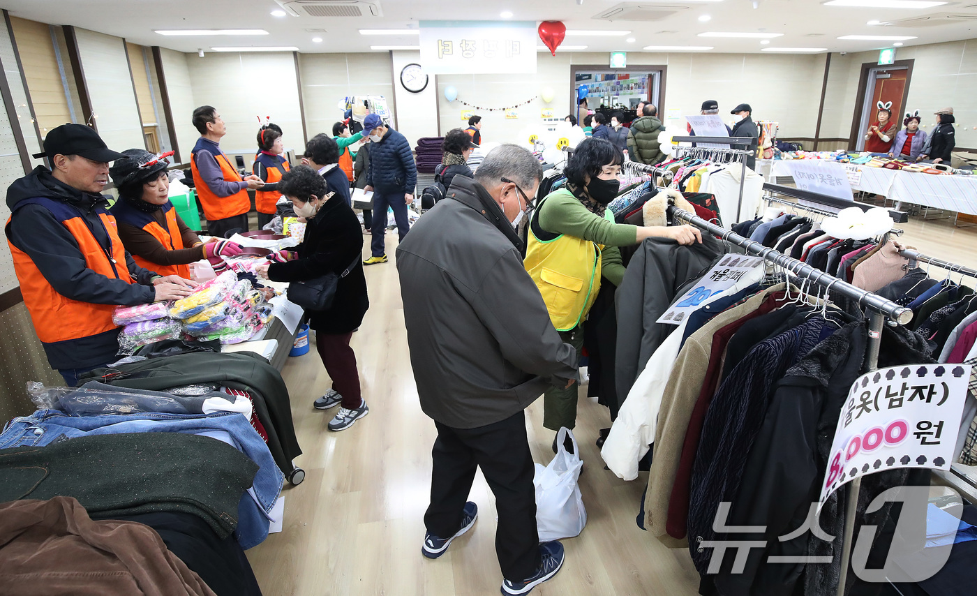 (대구=뉴스1) 공정식 기자 = 5일 대구 중구노인복지관에서 열린 '2024 태평마을축제'에서 알뜰장터를 찾은 어르신이 겨울 외투를 살펴보고 있다.이 축제는 한 해 동안 중구노인복 …