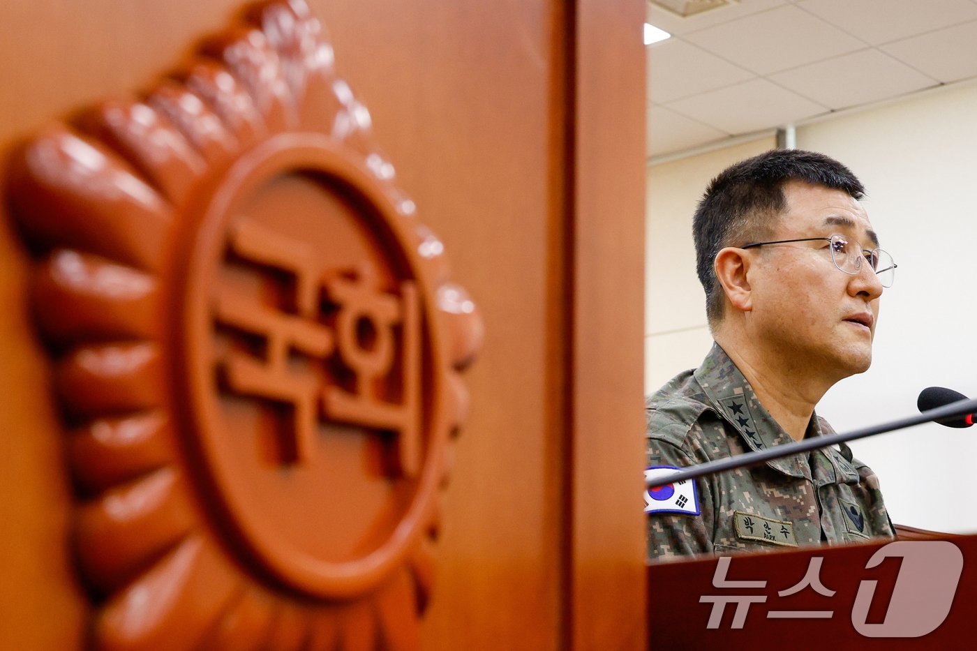 본문 이미지 - 계엄사령관을 맡았던 박안수 육군참모총장이 5일 오후 서울 여의도 국회에서 열린 국방위원회 전체회의 비상계엄 선포 경과 및 병력동원 관련 현안질의에 출석, 의원 질의에 답하고 있다. 2024.12.5/뉴스1 ⓒ News1 안은나 기자