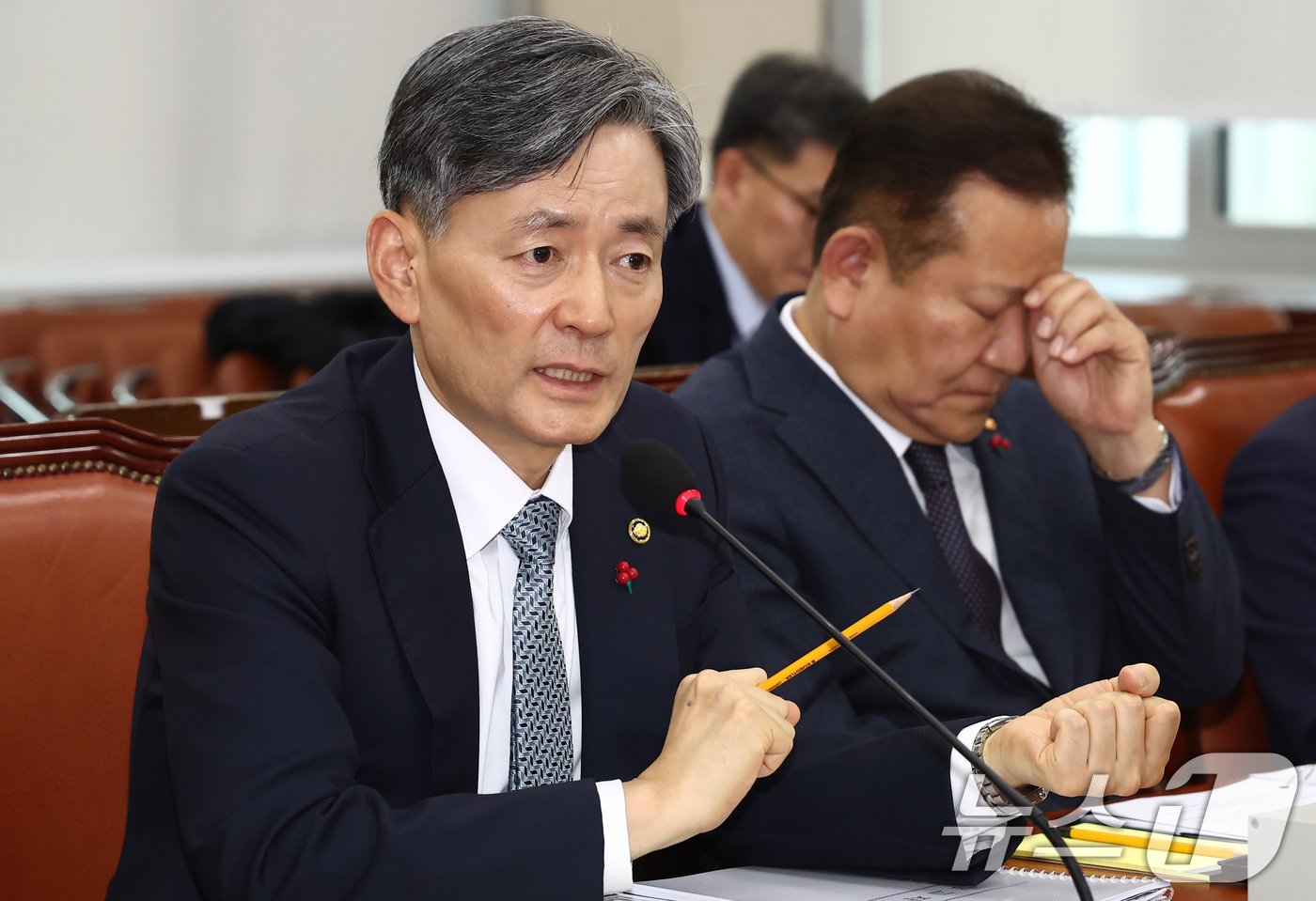 본문 이미지 - 조지호 경찰청장이 5일 오후 서울 여의도 국회에서 열린 비상계엄 관련 행정안전위원회 전체회의에서 계엄 사태에 관한 질의에 답변하고 있다. 오른쪽은 이상민 행정안전부 장관. 2024.12.5/뉴스1 ⓒ News1 김민지 기자