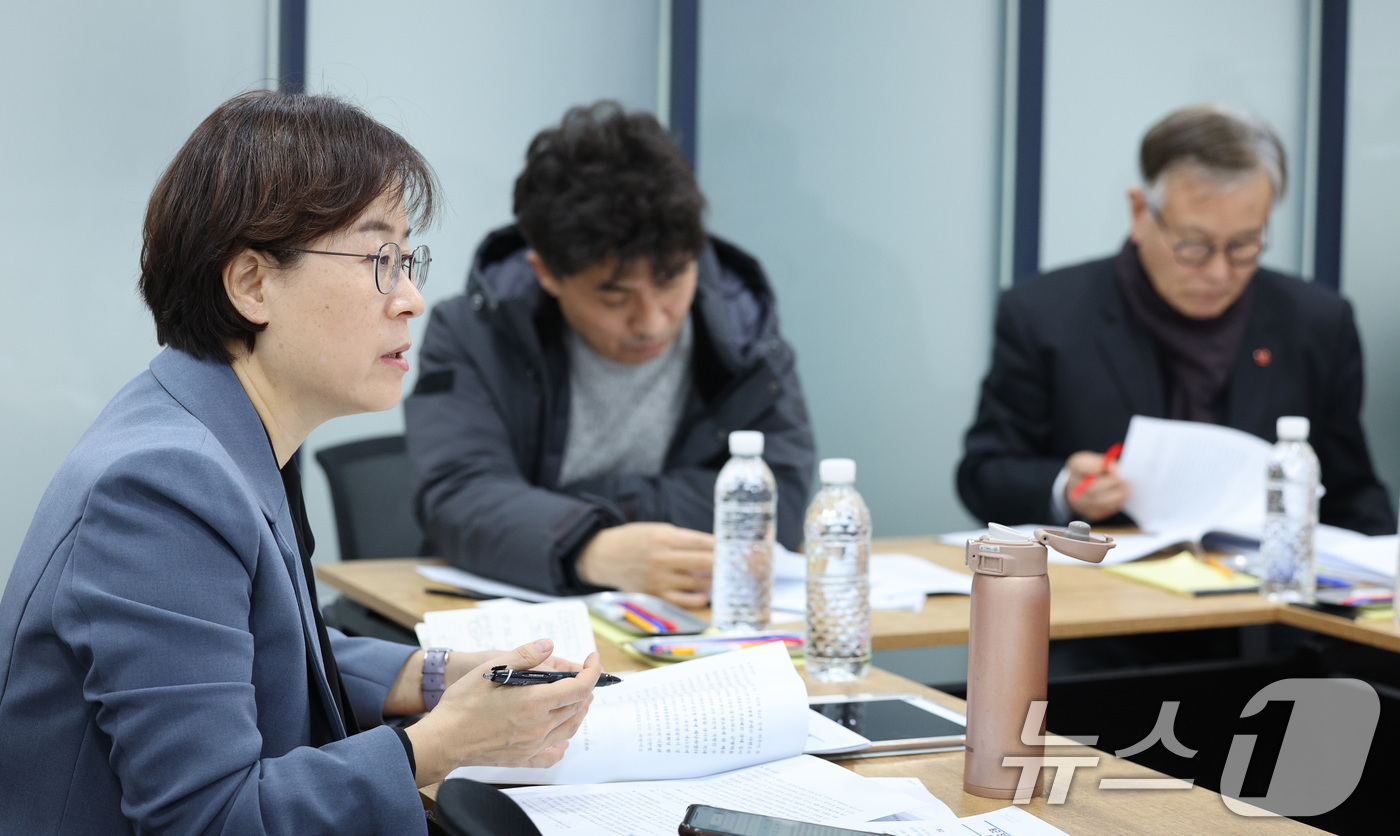 (서울=뉴스1) 신웅수 기자 = 진실·화해를위한과거사정리위원회 야당 추천 위원인 이상희 위원(왼쪽부터), 이상훈 상임위원, 허상수 위원이 5일 오후 서울 용산구 제이케이비즈센터에서 …