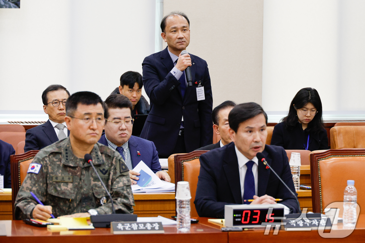 (서울=뉴스1) 안은나 기자 = 김경욱 국방부 기획관리관이 5일 오후 서울 여의도 국회에서 열린 국방위원회 전체회의 비상계엄 선포 경과 및 병력동원 관련 현안질의에 출석해 의원 질 …