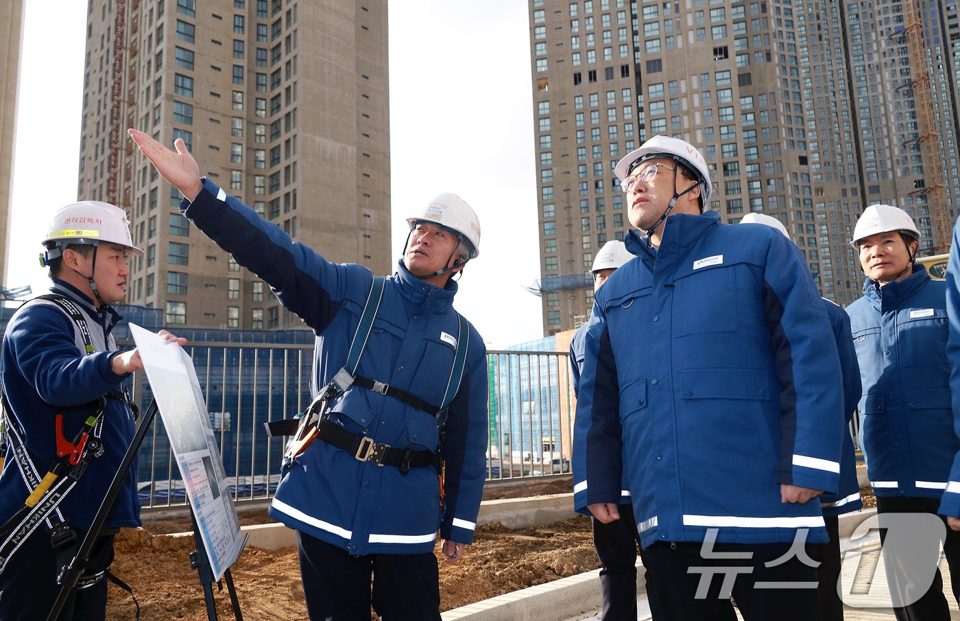 본문 이미지 - 김병환 금융위원장이 5일 오후 은행·보험업권 PF 신디케이트론이 지원한 사업장인 경기도 고양시 일산 풍동 데이엔뷰 사업장을 방문, 관계자로부터 설명을 듣고 있다. (금융위원회 제공) 2024.12.5/뉴스1