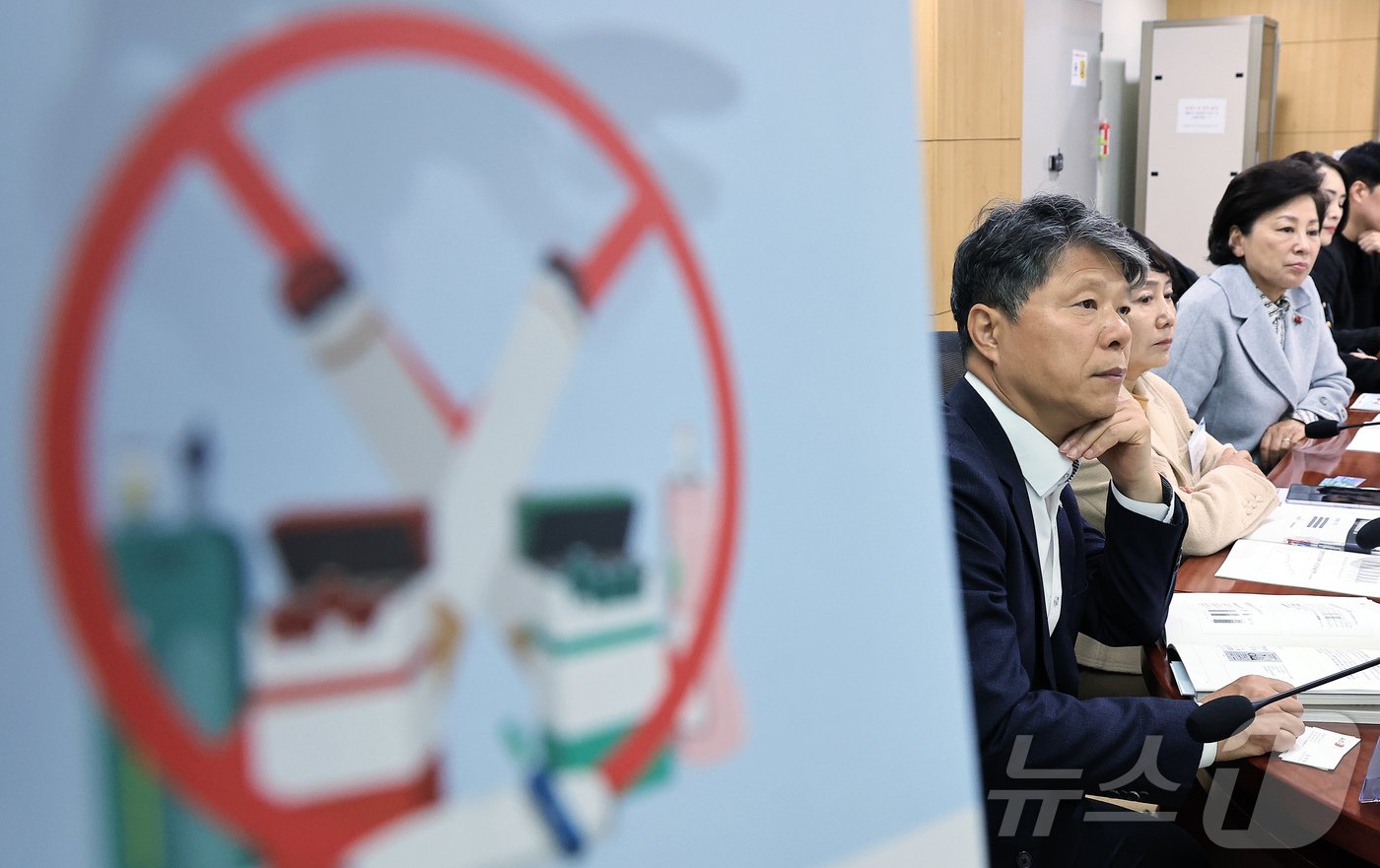 본문 이미지 - 더불어민주당 서영석 의원과 남인순 의원이 5일 오후 서울 여의도 국회 의원회관에서 열린 국민 건강 보호를 위한 금연정책 강화 방안 모색 토론회에서 이성규 한국담배규제연구센터장의 '담배제품 및 시장 변화에 따른 흡연행태 변화' 주제 발표를 경청하고 있다. 2024.12.5/뉴스1 ⓒ News1 박정호 기자