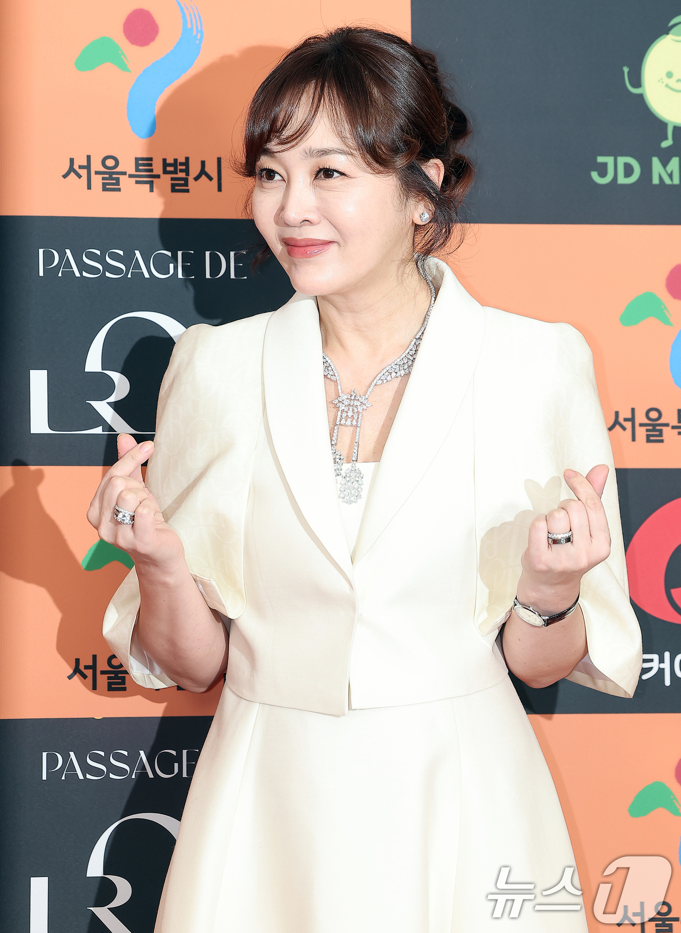 (서울=뉴스1) 김진환 기자 = 배우 이승연이 5일 오후 서울 중구 소공동 롯데호텔 크리스탈볼륨에서 열린 2024 서울국제영화대상 시상식 레드카펫에 참석해 포즈를 취하고 있다. 2 …