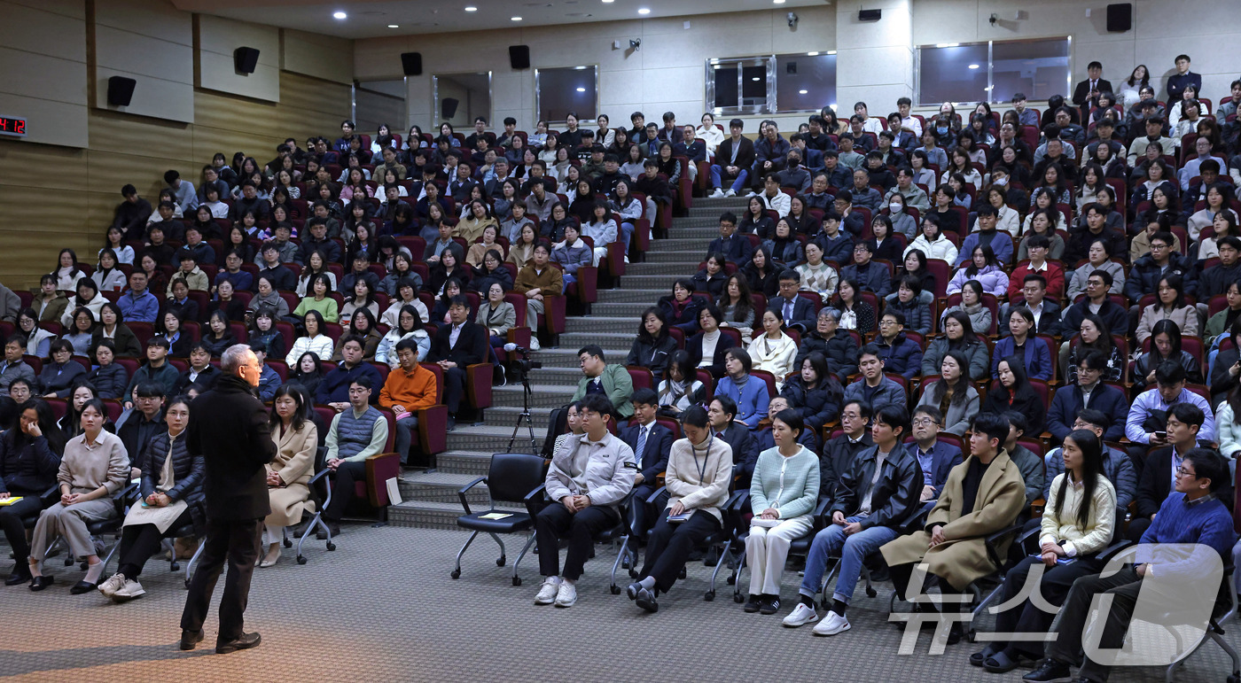 (서울=뉴스1) = 유인촌 문화체육관광부 장관이 5일 세종 정부세종청사 15동 대강당에서 문체부 전 직원을 만나 대화 시간을 갖고 있다. (문화체육관광부 제공) 2024.12.5/ …