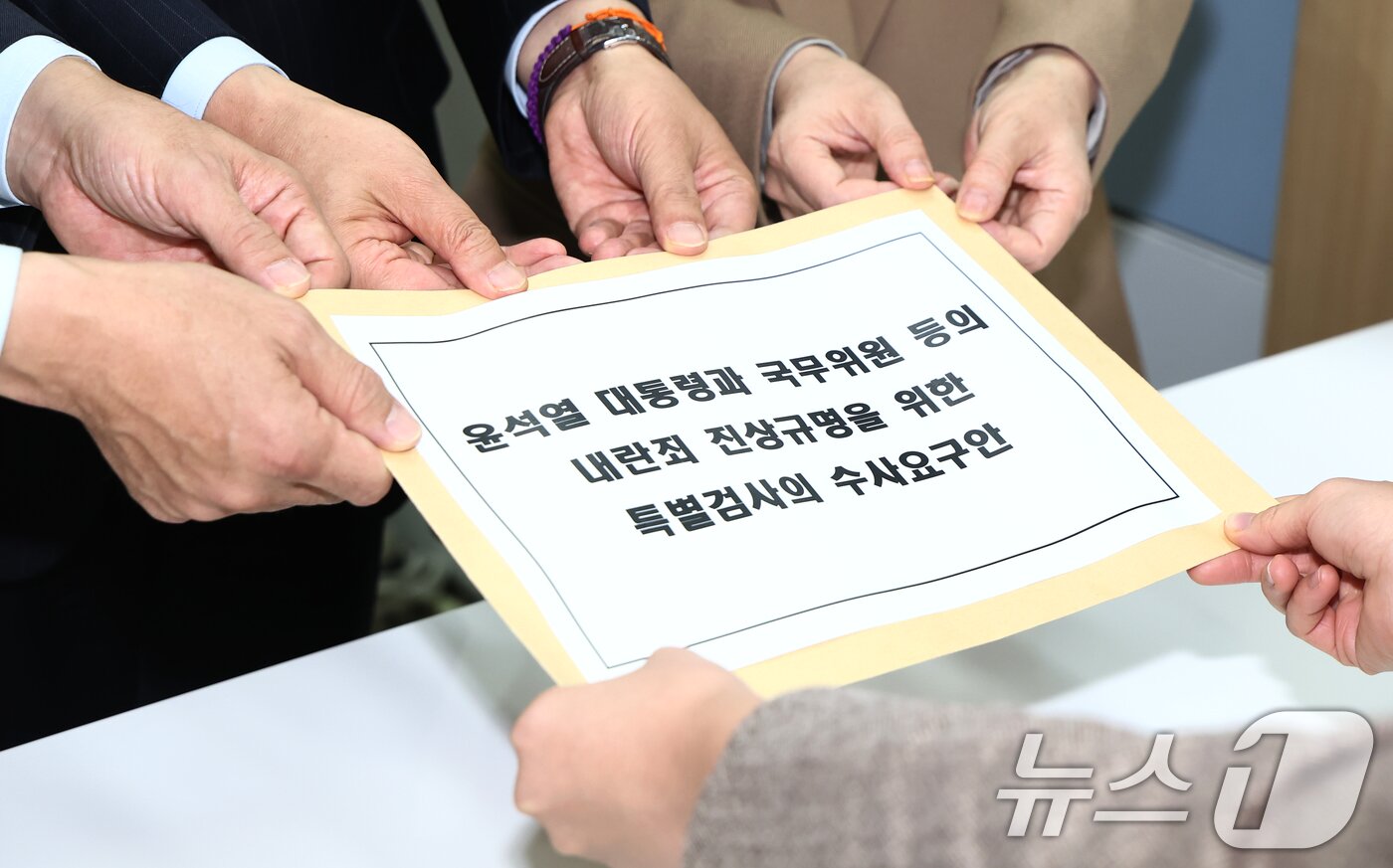 본문 이미지 - 조국혁신당 황운하 원내대표, 정춘생 원내수석부대표, 신장식 원내대변인이 5일 오후 서울 여의도 국회 의안과에서 &#39;윤석열 대통령과 국무위원 등의 내란죄 진상규명을 위한 특별검사의 수사요구안&#39;을 제출하고 있다. 2024.12.5/뉴스1 ⓒ News1 김민지 기자