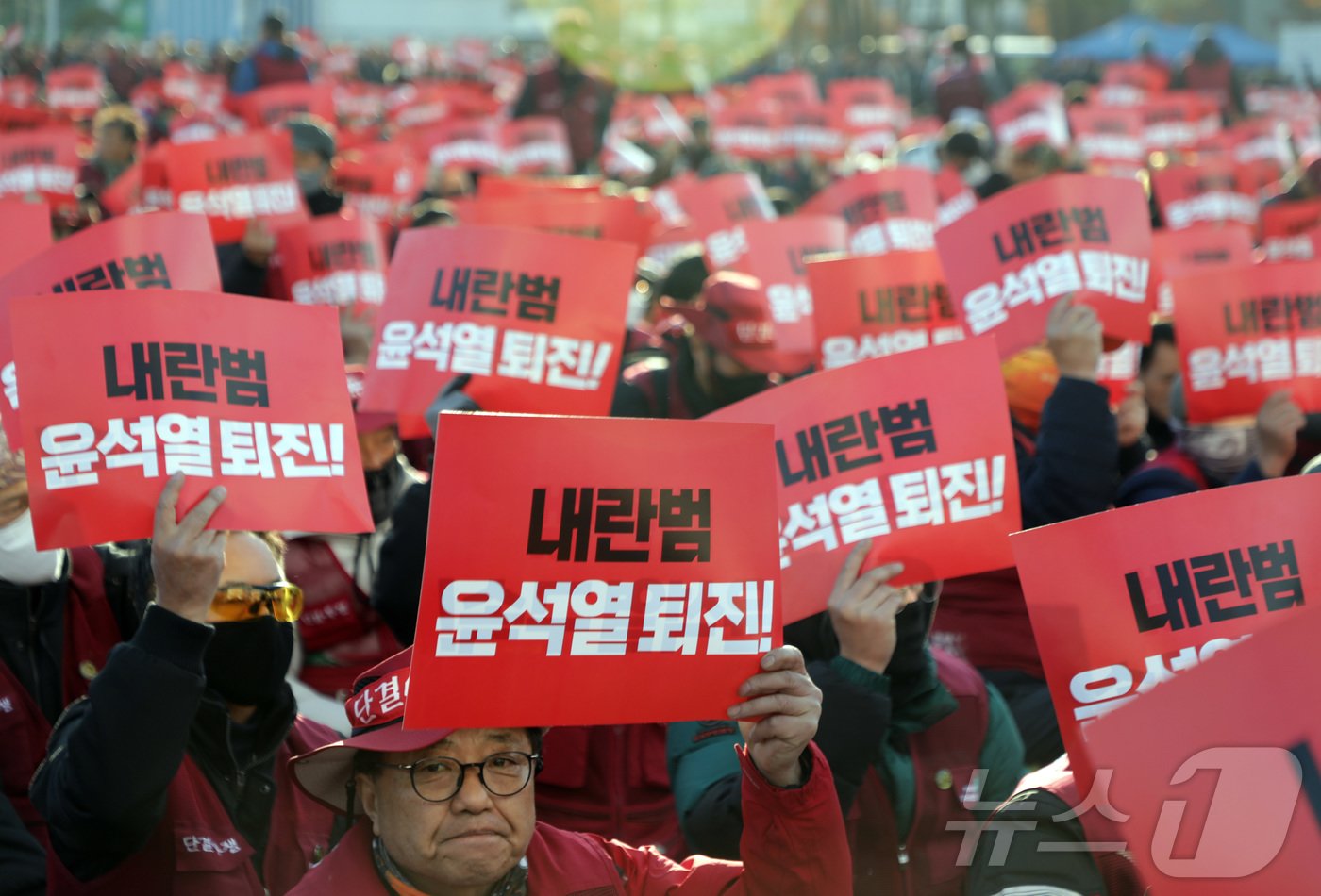 5일 오후 울산 태화강역 광장에서 열린 민주노총 울산지역본부 총파업 결의대회에서 조합원들이 윤석열 대통령 퇴진을 촉구하는 구호를 외치고 있다.이날 결의대회에는 민주노총 울산지역본부를 비롯한 노조 4500여명&#40;경찰 추산&#41;이 모였다.2024.12.5/뉴스1 ⓒ News1 김지혜 기자