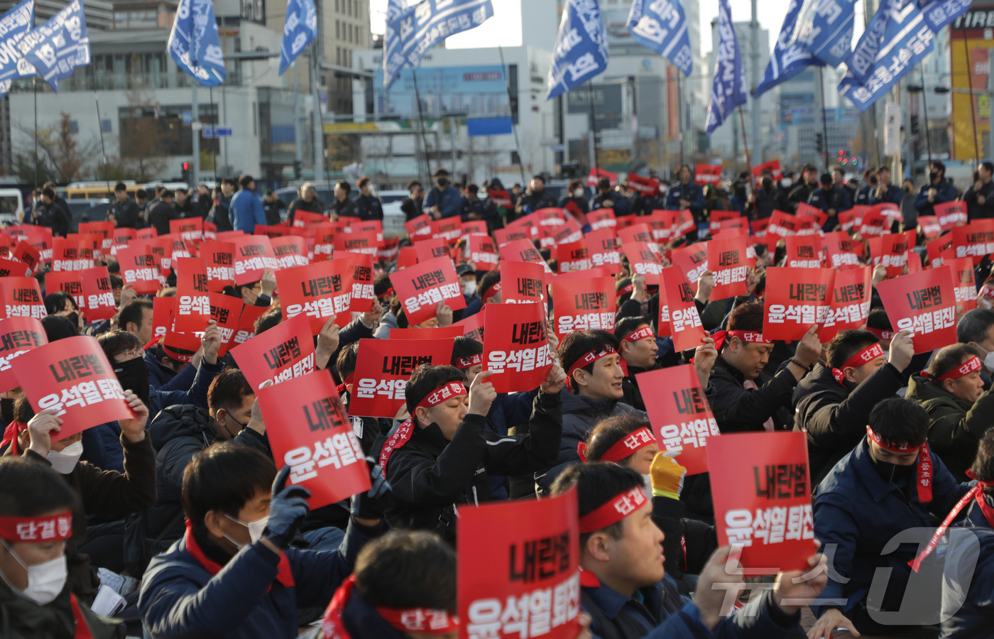 (울산=뉴스1) 김지혜 기자 = 5일 오후 울산 태화강역 광장에서 열린 민주노총 울산지역본부 총파업 결의대회에서 조합원들이 윤석열 대통령 퇴진을 촉구하는 구호를 외치고 있다.이날 …