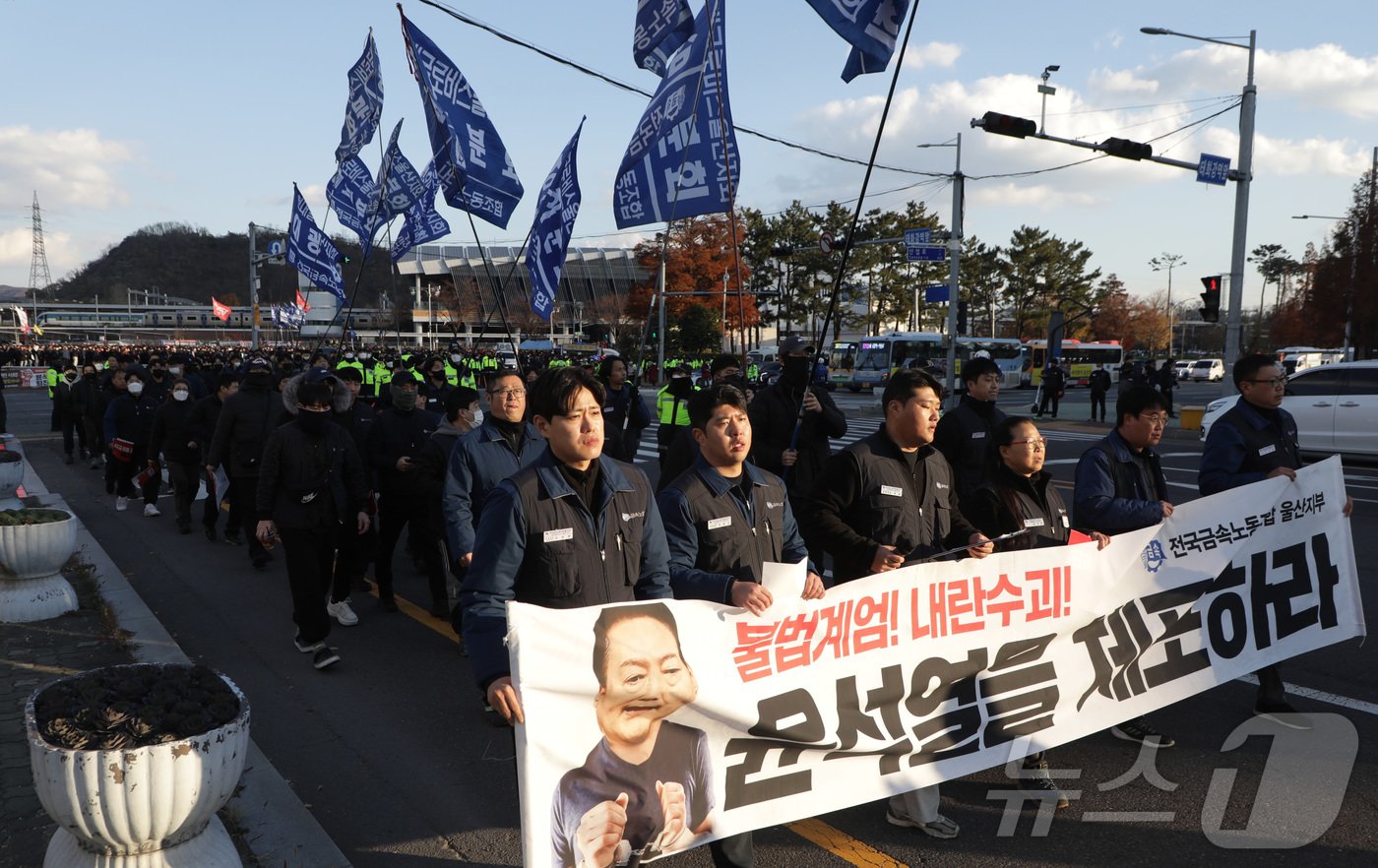 5일 오후 울산 태화강역 광장에서 열린 민주노총 울산지역본부 총파업 결의대회에서 조합원들이 집회를 마치고 태화강역부터 남구 터미널사거리까지 황복 행진을 하고 있다. 이날 결의대회에는 민주노총 울산지역본부를 비롯한 노조 4500여명&#40;경찰 추산&#41;이 모였다.2024.12.5/뉴스1 ⓒ News1 김지혜 기자