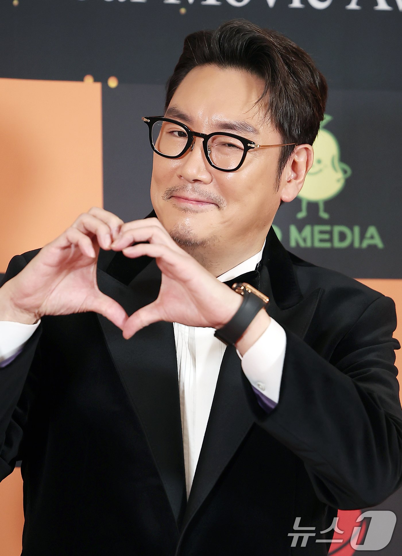 본문 이미지 - 배우 조진웅이 5일 오후 서울 중구 소공동 롯데호텔 크리스탈볼륨에서 열린 2024 서울국제영화대상 시상식 레드카펫에 참석해 포즈를 취하고 있다. 2024.12.5/뉴스1 ⓒ News1 김진환 기자