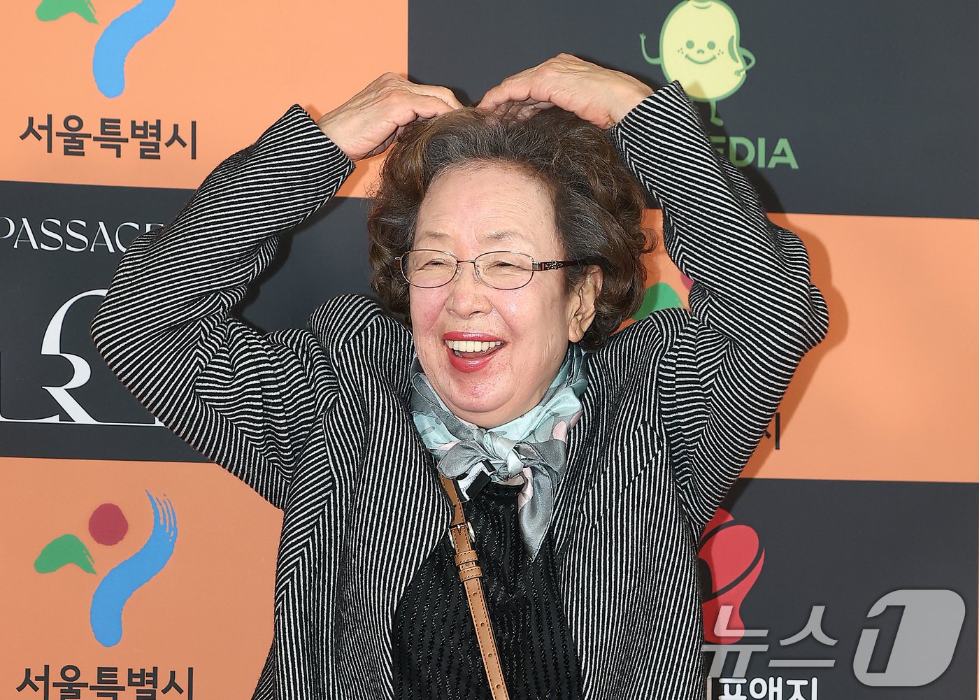 본문 이미지 - 배우 나문희가 5일 오후 서울 중구 소공동 롯데호텔 크리스탈볼륨에서 열린 2024 서울국제영화대상 시상식 레드카펫에 참석해 포즈를 취하고 있다. 2024.12.5/뉴스1 ⓒ News1 김진환 기자