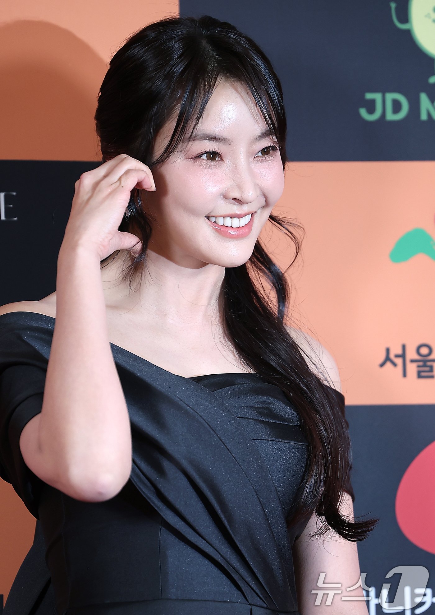 본문 이미지 - 배우 정유미가 5일 오후 서울 중구 소공동 롯데호텔 크리스탈볼륨에서 열린 2024 서울국제영화대상 시상식 레드카펫에 참석해 포즈를 취하고 있다. 2024.12.5/뉴스1 ⓒ News1 김진환 기자