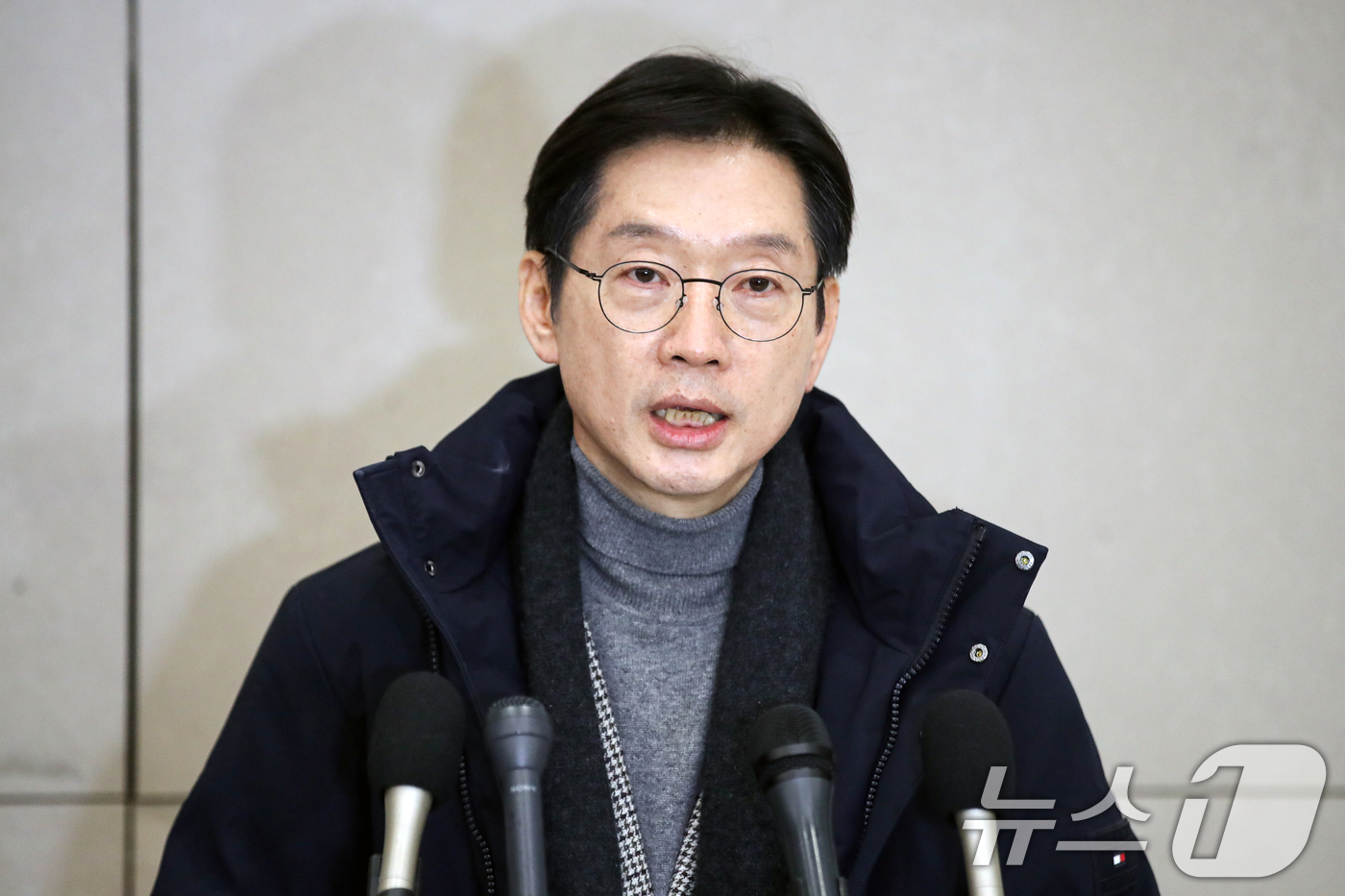 (인천공항=뉴스1) 이승배 기자 = 독일에서 유학 중이던 김경수 전 경남도지사가 5일 오후 인천국제공항을 통해 귀국해 입장을 밝히고 있다.앞서 김 전 지사는 비상계엄 선포와 관련해 …