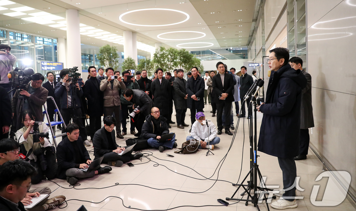 (인천공항=뉴스1) 이승배 기자 = 독일에서 유학 중이던 김경수 전 경남도지사가 5일 오후 인천국제공항을 통해 귀국해 입장을 밝히고 있다.앞서 김 전 지사는 비상계엄 선포와 관련해 …