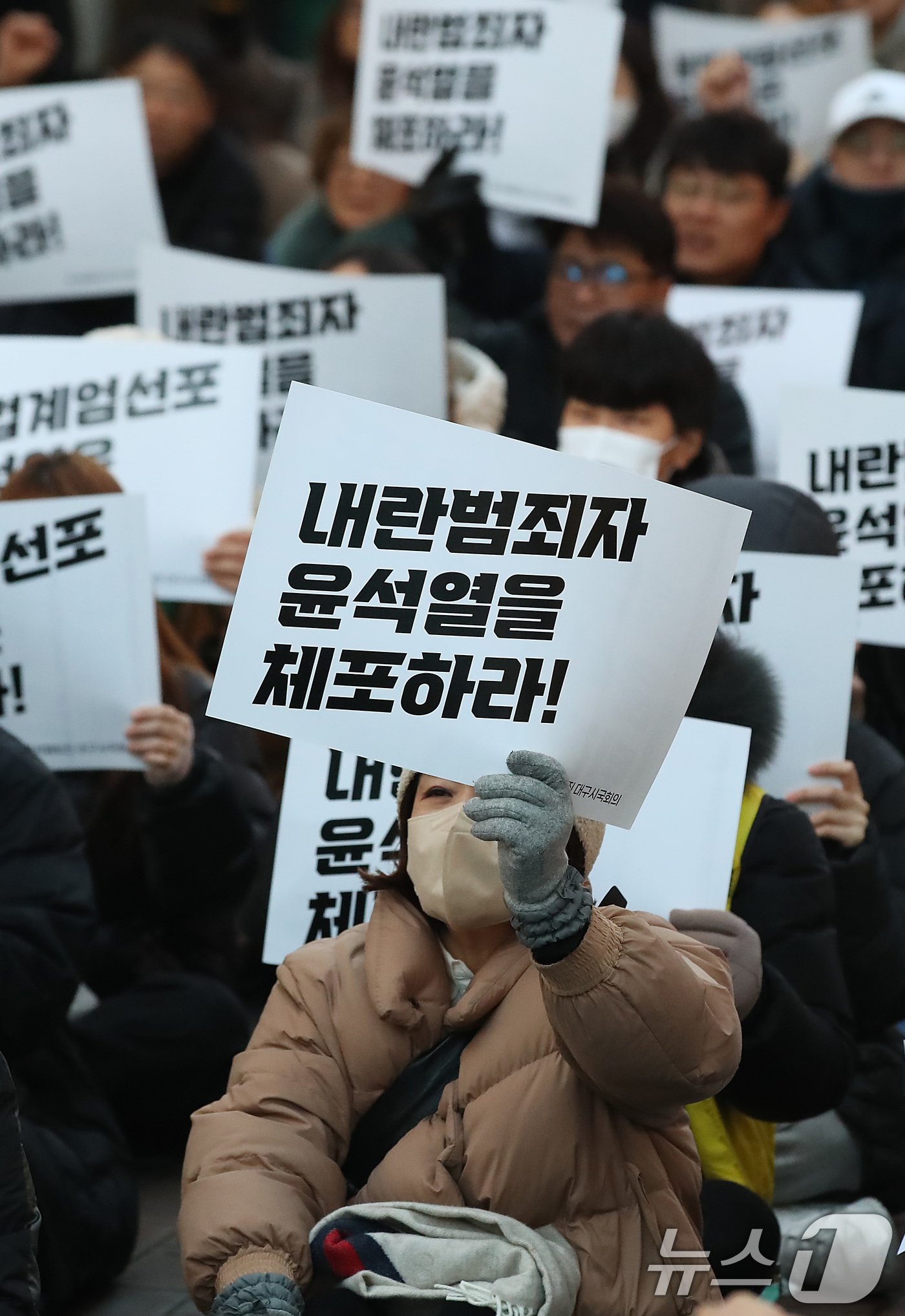 5일 오후 대구 중구 동성로에서 열린 대구시민시국대회에서 참석자들이 윤석열 대통령 퇴진을 촉구하고 있다. 2024.12.5/뉴스1 ⓒ News1 공정식 기자