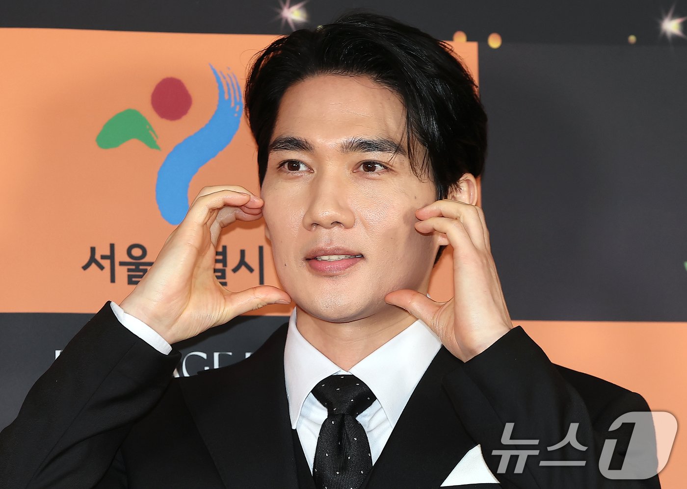 본문 이미지 - 배우 엄태구가 5일 오후 서울 중구 소공동 롯데호텔 크리스탈볼륨에서 열린 2024 서울국제영화대상 시상식 레드카펫에 참석해 포즈를 취하고 있다. 2024.12.5/뉴스1 ⓒ News1 김진환 기자