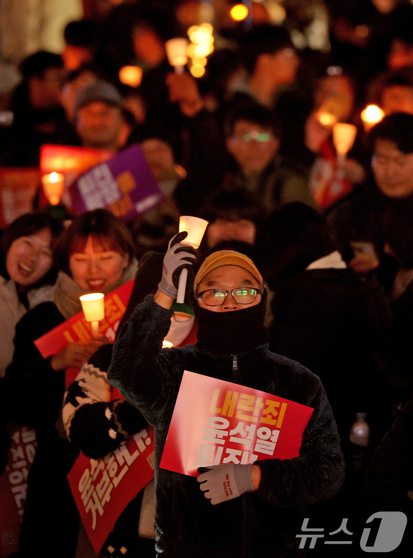 (서울=뉴스1) 장수영 기자 = 5일 오후 서울 종로구 동화면세점 앞에서 열린 윤석열 대통령 퇴진 촉구 집회에 참가한 시민들이 촛불을 들고 정권 퇴진을 촉구하고 있다. 2024.1 …