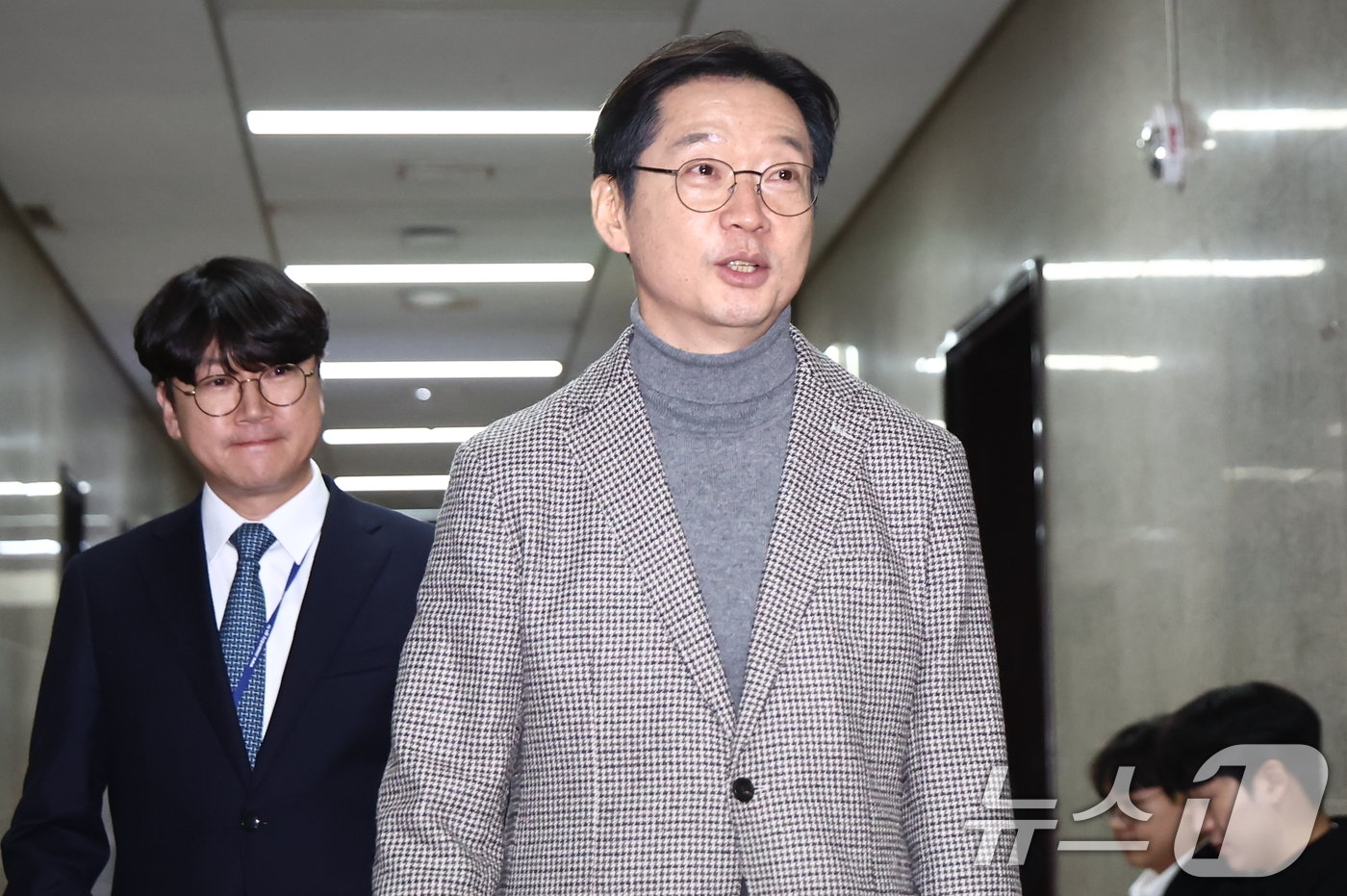 본문 이미지 - 김경수 전 경남도지사가 5일 오후 서울 여의도 국회에서 이재명 더불어민주당 대표를 접견하기 위해 당대표실로 향하고 있다. 2024.12.5/뉴스1 ⓒ News1 김민지 기자