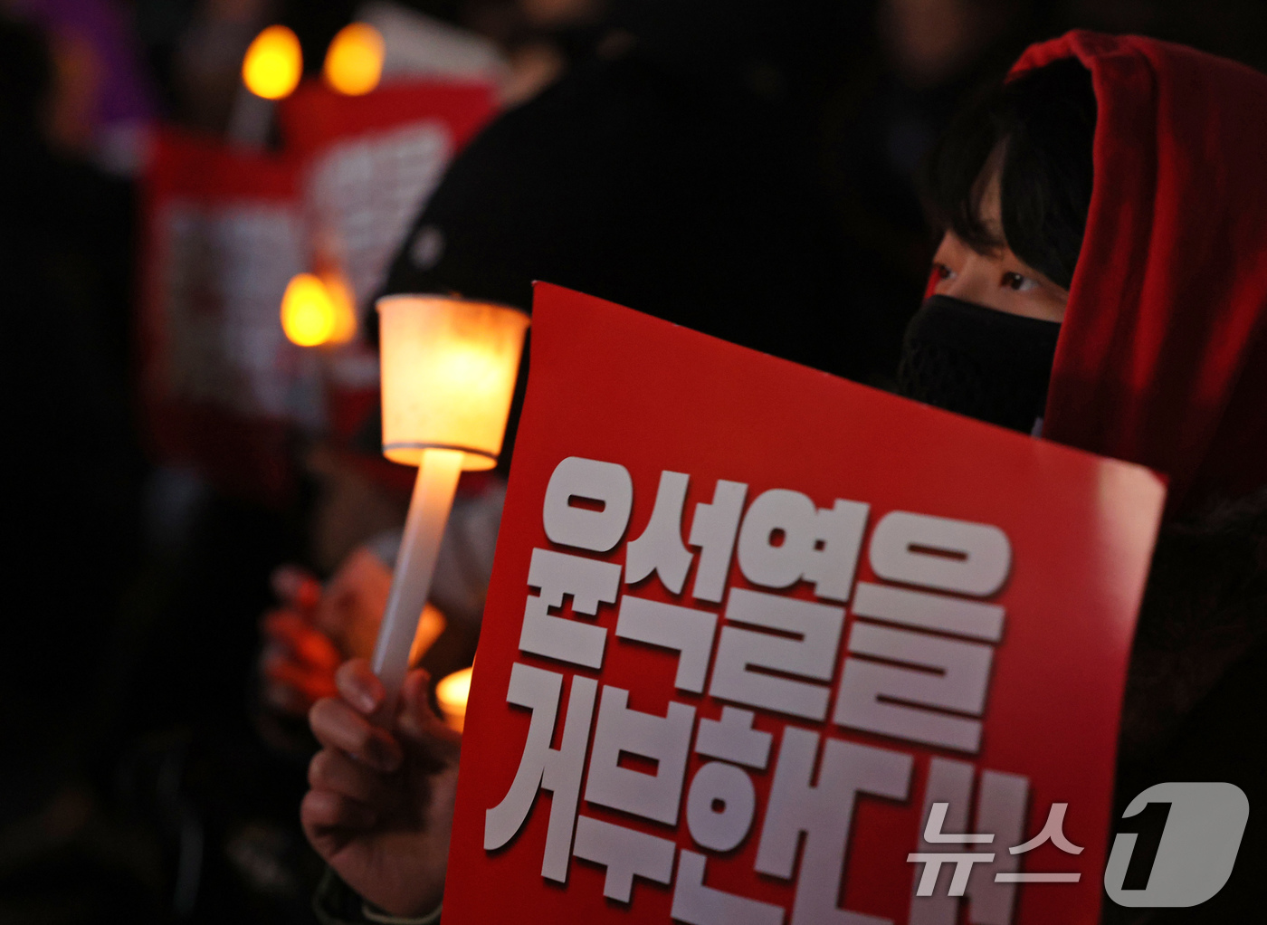 (서울=뉴스1) 장수영 기자 = 5일 오후 서울 종로구 동화면세점 앞에서 열린 윤석열 대통령 퇴진 촉구 집회에 참가한 시민들이 촛불을 들고 정권 퇴진을 촉구하고 있다. 2024.1 …