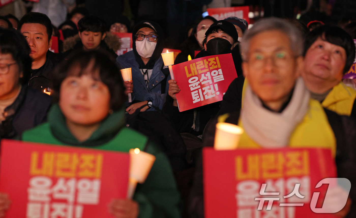 (서울=뉴스1) 장수영 기자 = 5일 오후 서울 종로구 동화면세점 앞에서 열린 윤석열 대통령 퇴진 촉구 집회에 참가한 시민들이 촛불을 들고 정권 퇴진을 촉구하고 있다. 2024.1 …