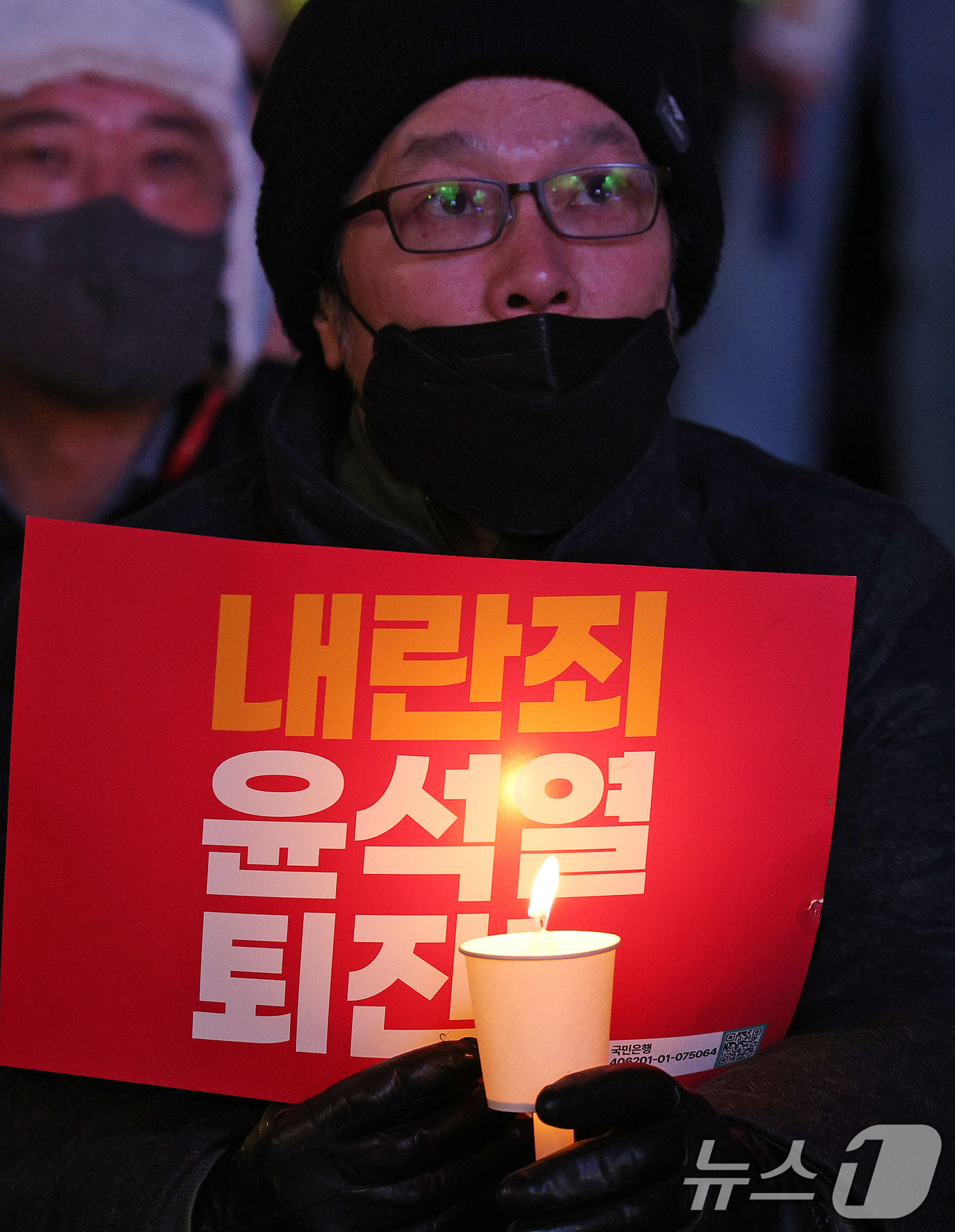 (서울=뉴스1) 장수영 기자 = 5일 오후 서울 종로구 동화면세점 앞에서 열린 윤석열 대통령 퇴진 촉구 집회에 참가한 시민들이 촛불을 들고 정권 퇴진을 촉구하고 있다. 2024.1 …