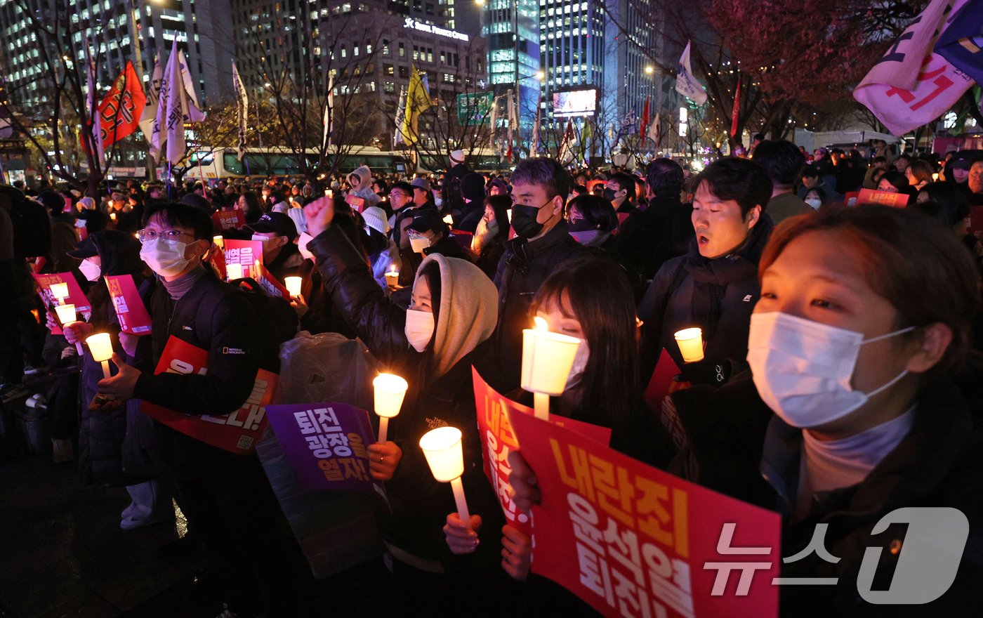 5일 오후 서울 종로구 동화면세점 앞에서 열린 윤석열 대통령 퇴진 촉구 집회에 참가한 시민들이 촛불을 들고 정권 퇴진을 촉구하고 있다. 2024.12.5/뉴스1 ⓒ News1 장수영 기자