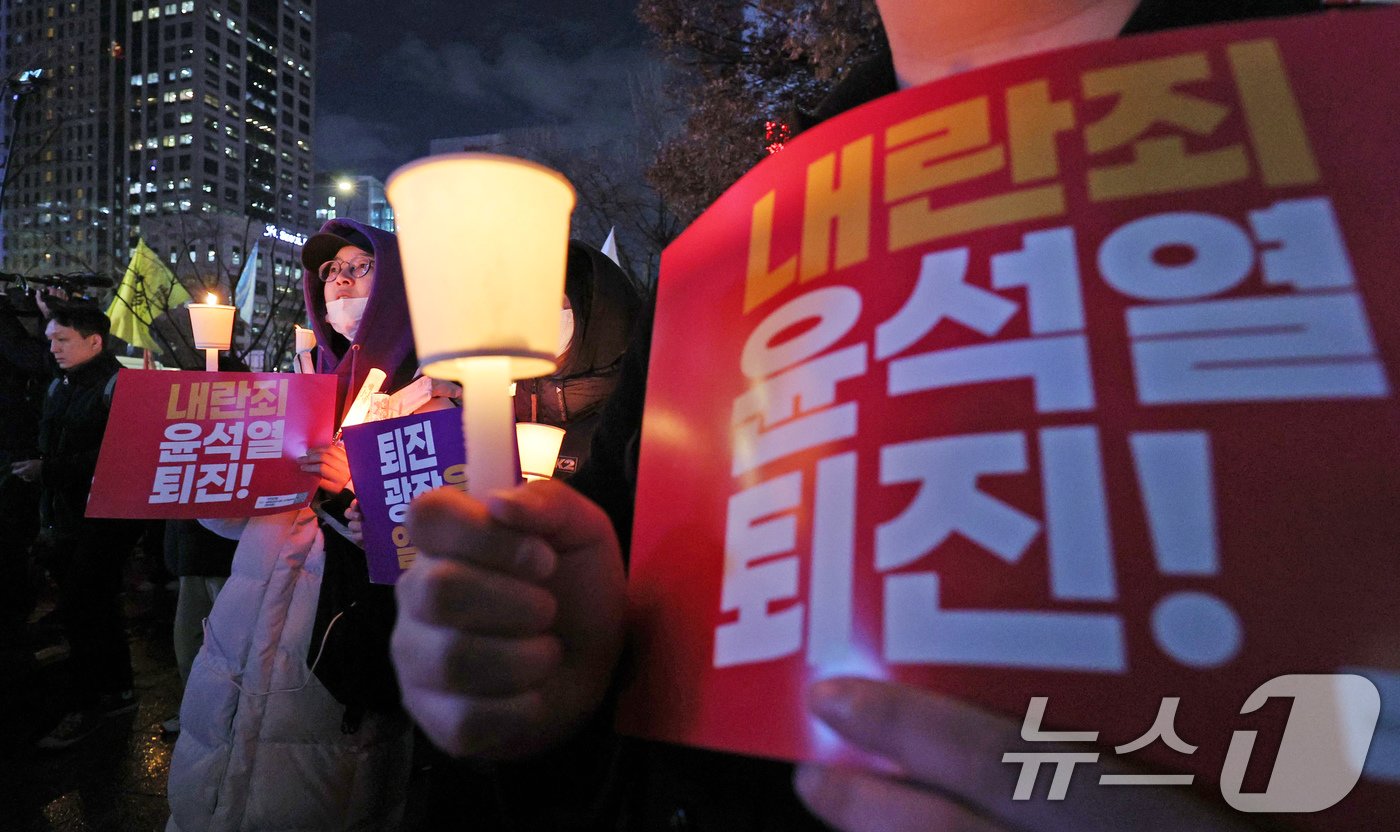 5일 오후 서울 종로구 동화면세점 앞에서 열린 윤석열 대통령 퇴진 촉구 집회에 참가한 시민들이 촛불을 들고 정권 퇴진을 촉구하고 있다. 2024.12.5/뉴스1 ⓒ News1 장수영 기자