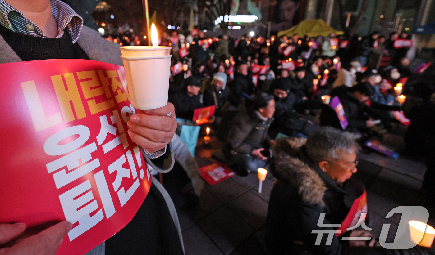 (서울=뉴스1) 장수영 기자 = 5일 오후 서울 종로구 동화면세점 앞에서 열린 윤석열 대통령 퇴진 촉구 집회에 참가한 시민들이 촛불을 들고 정권 퇴진을 촉구하고 있다. 2024.1 …