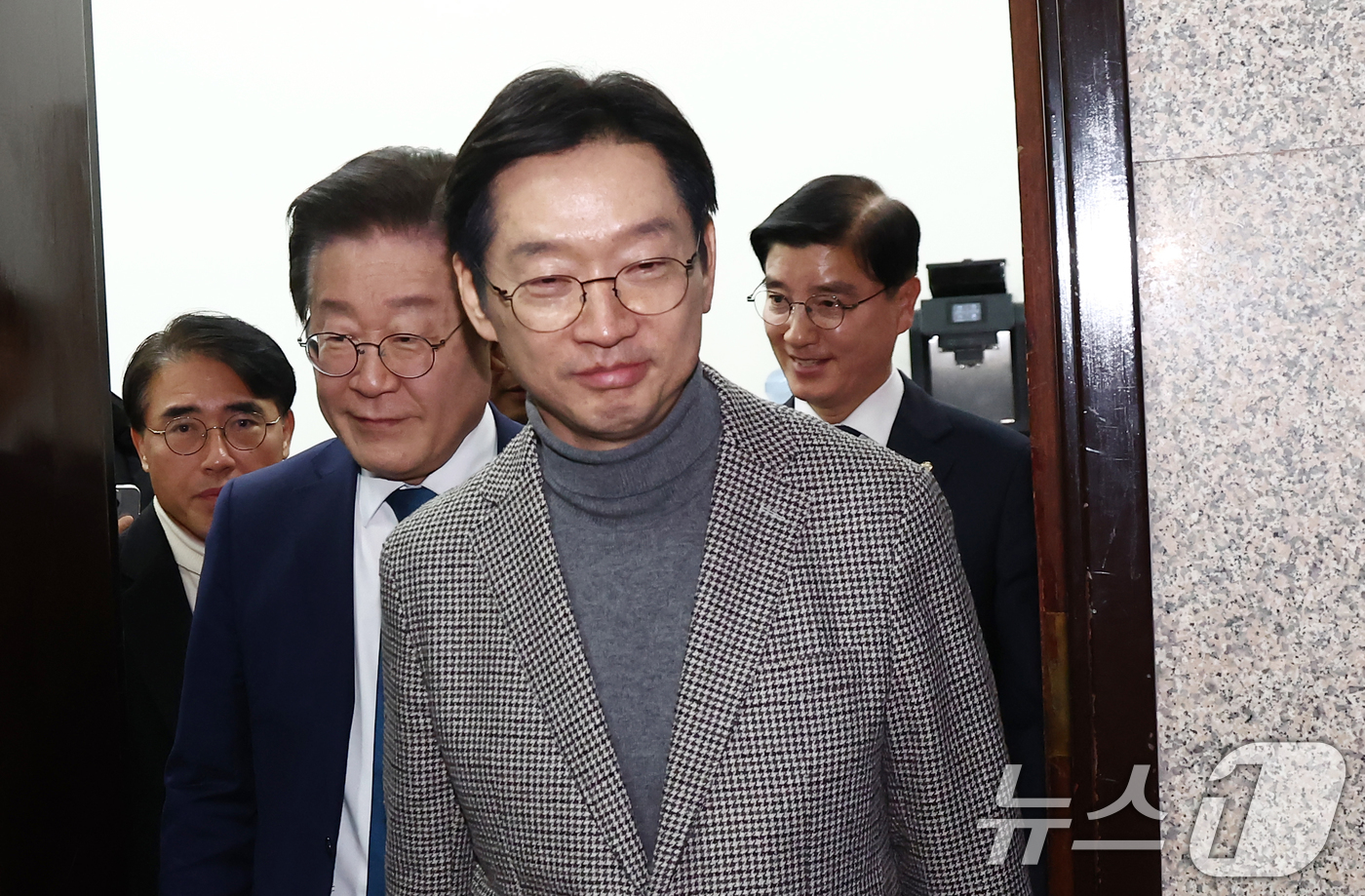 (서울=뉴스1) 김민지 기자 = 김경수 전 경남도지사가 5일 오후 서울 여의도 국회에서 이재명 더불어민주당 대표 접견을 마치고 이 대표와 나오고 있다. 2024.12.5/뉴스1