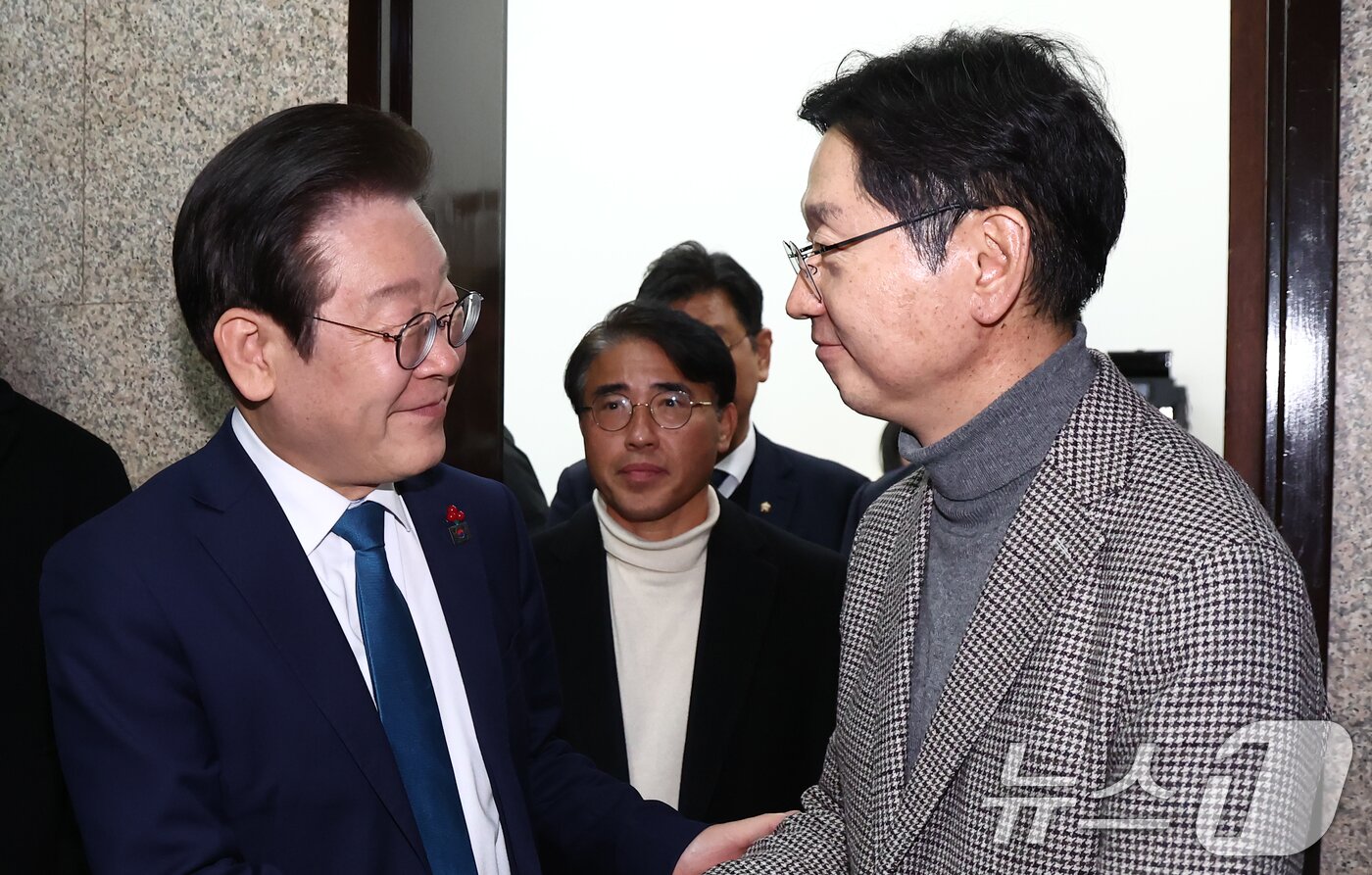 본문 이미지 - 이재명 더불어민주당 대표가 5일 오후 서울 여의도 국회에서 김경수 전 경남도지사와 접견을 마치고 배웅하며 악수하고 있다. 2024.12.5/뉴스1 ⓒ News1 김민지 기자