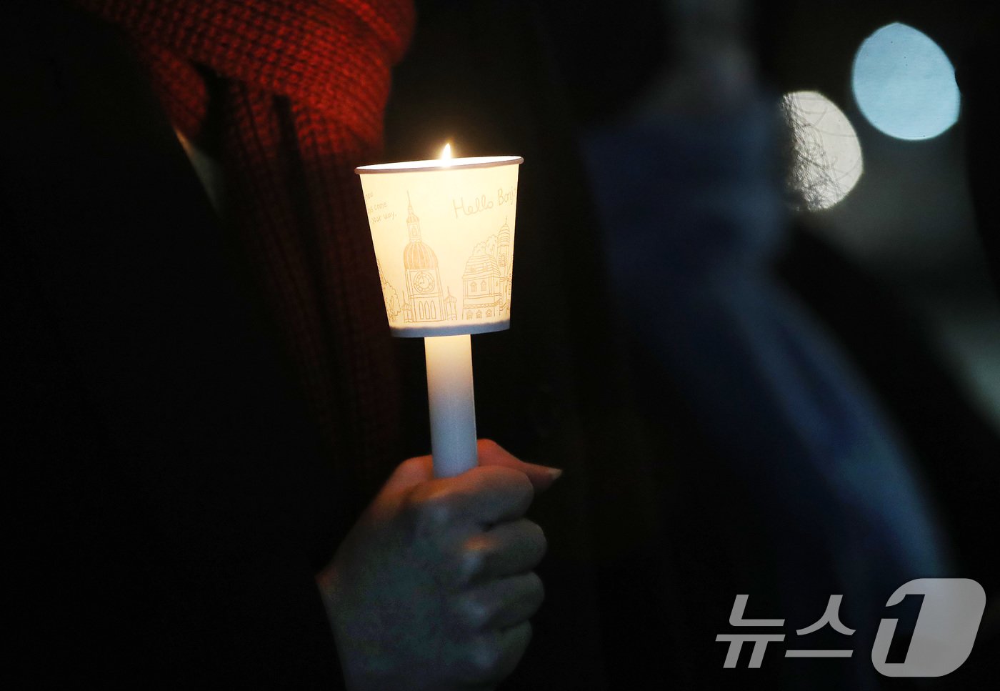 5일 서울 관악구 서울대학교 아크로폴리스 광장에서 열리는 전체총학생회에 참석하는 학생이 촛불을 들고 입장하고 있다. 윤석열 대통령 퇴진 요구를 안건으로 열리는 이번 전체총학생회는 서울대 전체 학부생의 1/10인 약 2000명이 참석해야 성사된다. 2024.12.5/뉴스1 ⓒ News1 임세영 기자