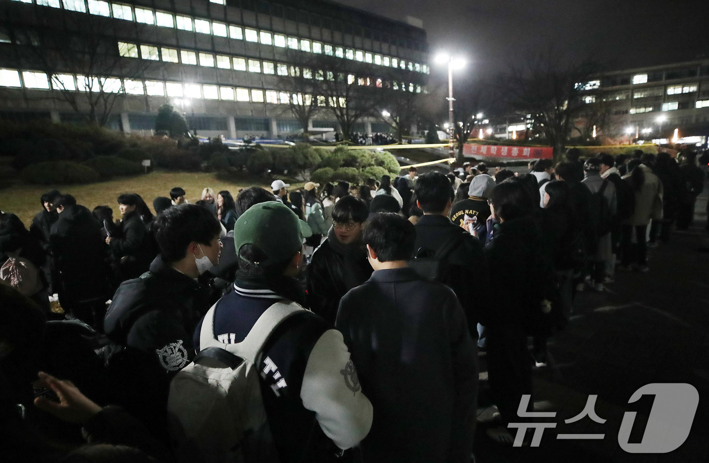 (서울=뉴스1) 임세영 기자 = 서울대학교 학생들이 5일 서울 관악구 서울대학교 아크로폴리스 광장에서 열리는 전체총학생회에서 참석하기 위해 줄지어 입장하고 있다.윤석열 대통령 퇴진 …