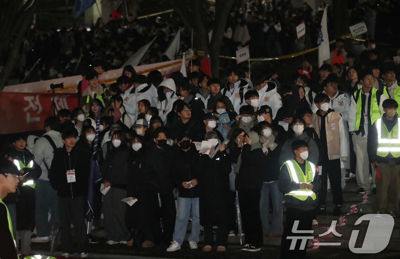 서울대학교 학생들이 5일 서울 관악구 서울대학교 아크로폴리스 광장에서 열리는 전체총학생회에 참석하고 있다. 윤석열 대통령 퇴진 요구를 안건으로 열리는 이번 전체총학생회는 서울대 전체 학부생의 1/10인 약 2000명이 참석해야 성사된다. 2024.12.5/뉴스1 ⓒ News1 임세영 기자