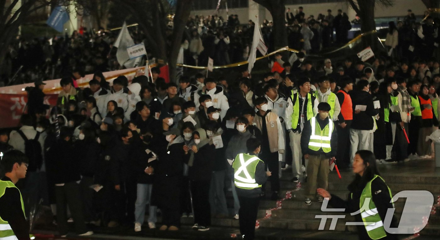 서울대학교 학생들이 5일 서울 관악구 서울대학교 아크로폴리스 광장에서 열리는 전체총학생회에 참석하고 있다. 윤석열 대통령 퇴진 요구를 안건으로 열리는 이번 전체총학생회는 서울대 전체 학부생의 1/10인 약 2000명이 참석해야 성사된다. 2024.12.5/뉴스1 ⓒ News1 임세영 기자