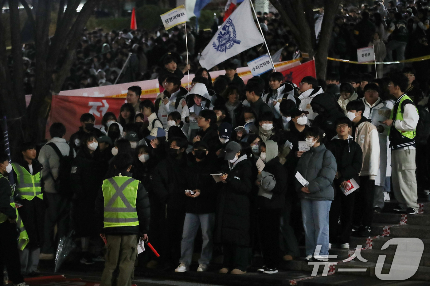 (서울=뉴스1) 임세영 기자 = 서울대학교 학생들이 5일 서울 관악구 서울대학교 아크로폴리스 광장에서 열리는 전체총학생회에 참석하고 있다.윤석열 대통령 퇴진 요구를 안건으로 열리는 …