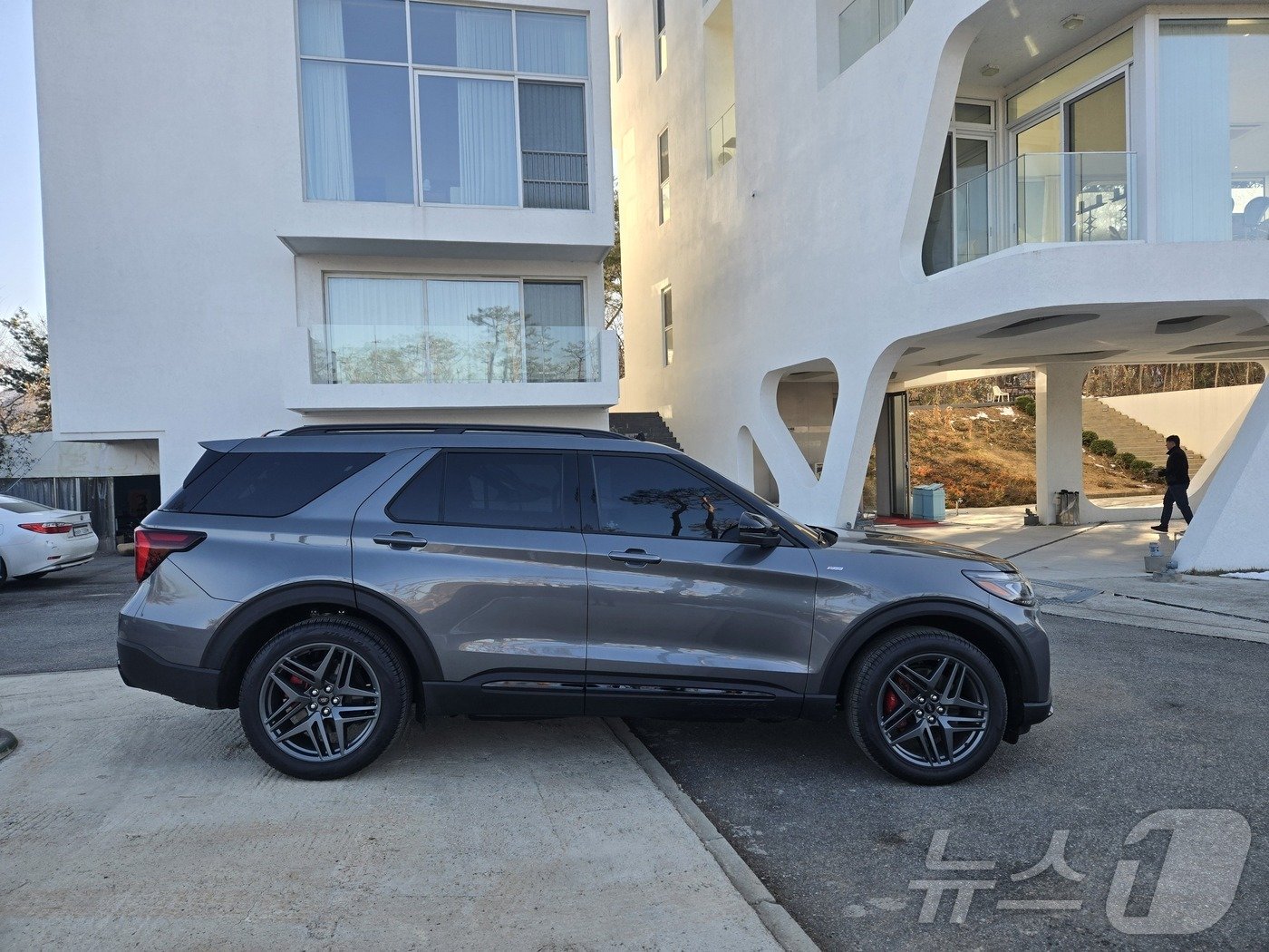 본문 이미지 - 더 뉴 포드 익스플로러 ST-라인 옆모습. 2024.12.04/뉴스1 ⓒ News1 김성식 기자