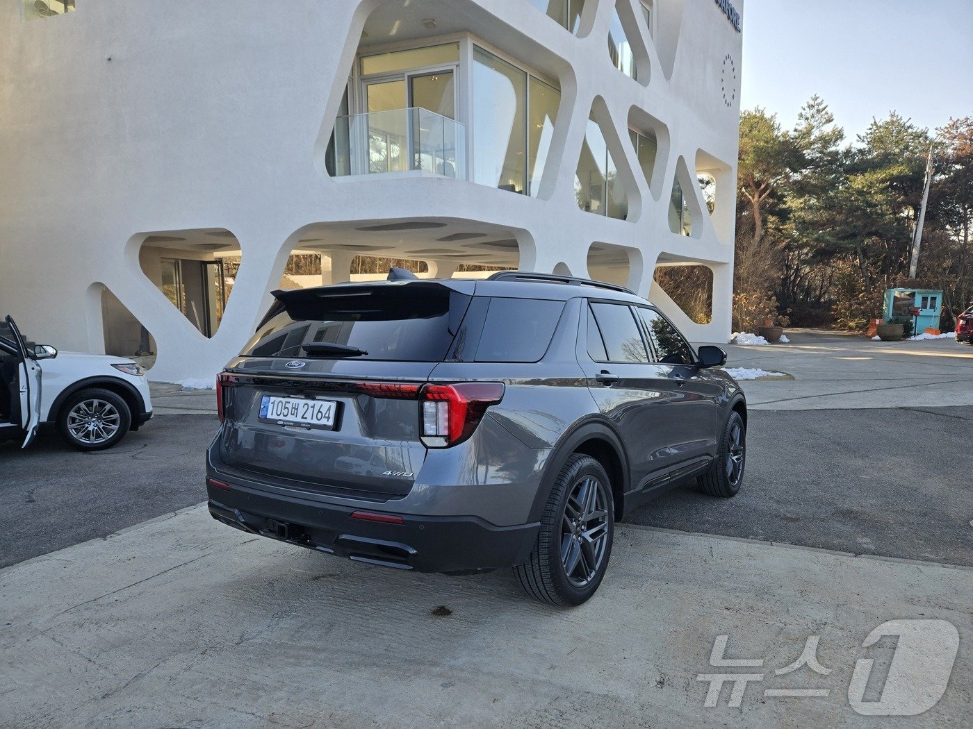 본문 이미지 - 더 뉴 포드 익스플로러 ST-라인 뒷모습. 2024.12.04/뉴스1 ⓒ News1 김성식 기자