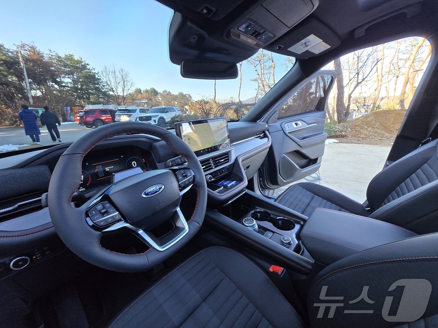 본문 이미지 - 더 뉴 포드 익스플로러 ST-라인 1열 실내. 2024.12.04/뉴스1 ⓒ News1 김성식 기자