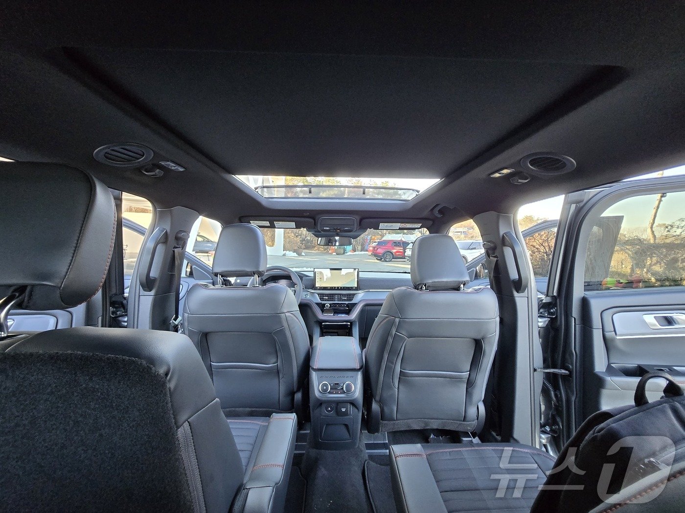 본문 이미지 - 더 뉴 포드 익스플로러 ST-라인 1·2열 실내. 2024.12.04/뉴스1 ⓒ News1 김성식 기자