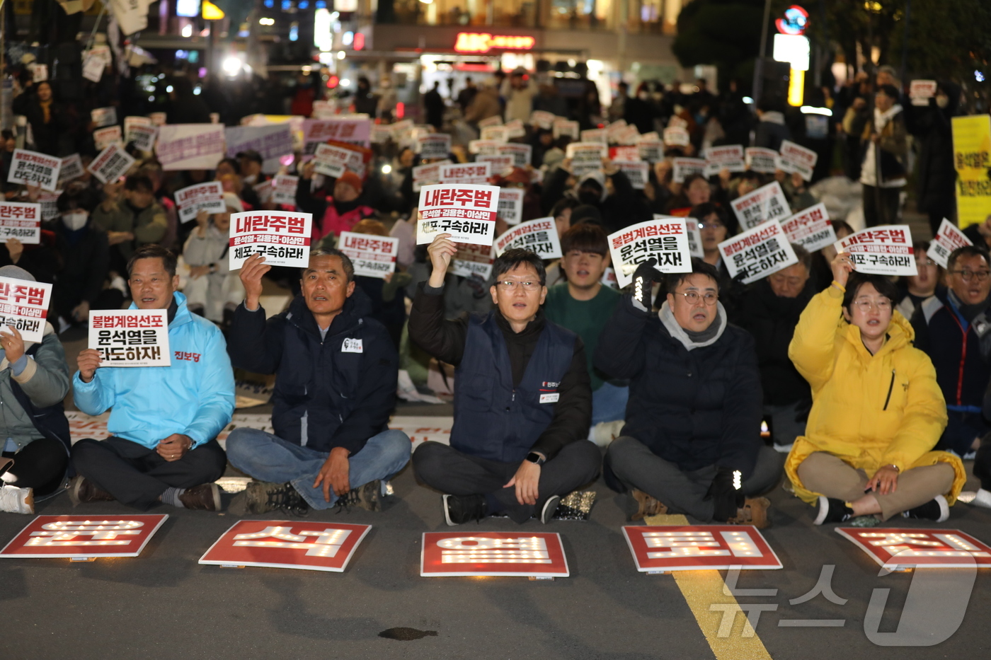 (제주=뉴스1) 강승남 기자 = 시민사회단체와 진보정당 등으로 구성된 \'윤석열 정권 퇴진·한국사회 대전환 제주행동\'은 5일 저녁 제주시 이도1동 제주시청 인근에서 윤석열 대통령 …