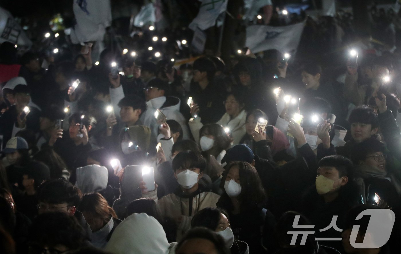 서울대학교 학생들이 5일 서울 관악구 서울대학교 아크로폴리스 광장에서 윤석열 대통령 퇴진 요구를 안건으로 열린 전체 총학생회에서 스마트폰 불빛을 흔들고 있다. 2024.12.5/뉴스1 ⓒ News1 임세영 기자