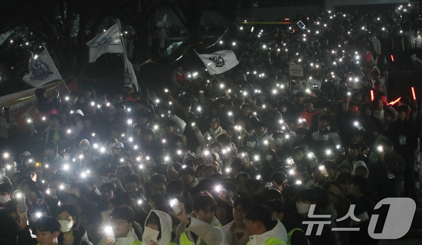 본문 이미지 - 서울대학교 학생들이 5일 서울 관악구 서울대학교 아크로폴리스 광장에서 윤석열 대통령 퇴진 요구를 안건으로 열린 전체 총학생회에서 스마트폰 불빛을 흔들고 있다. 2024.12.5/뉴스1 ⓒ News1 임세영 기자