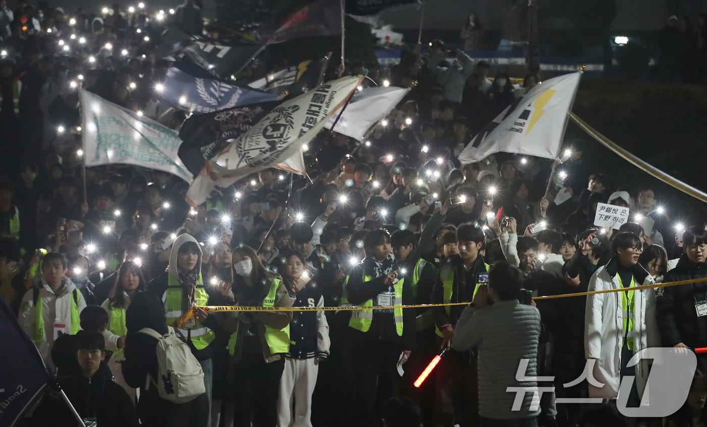 서울대학교 학생들이 5일 서울 관악구 서울대학교 아크로폴리스 광장에서 윤석열 대통령 퇴진 요구를 안건으로 열린 전체 총학생회에서 스마트폰 불빛을 흔들고 있다. 2024.12.5/뉴스1 ⓒ News1 임세영 기자