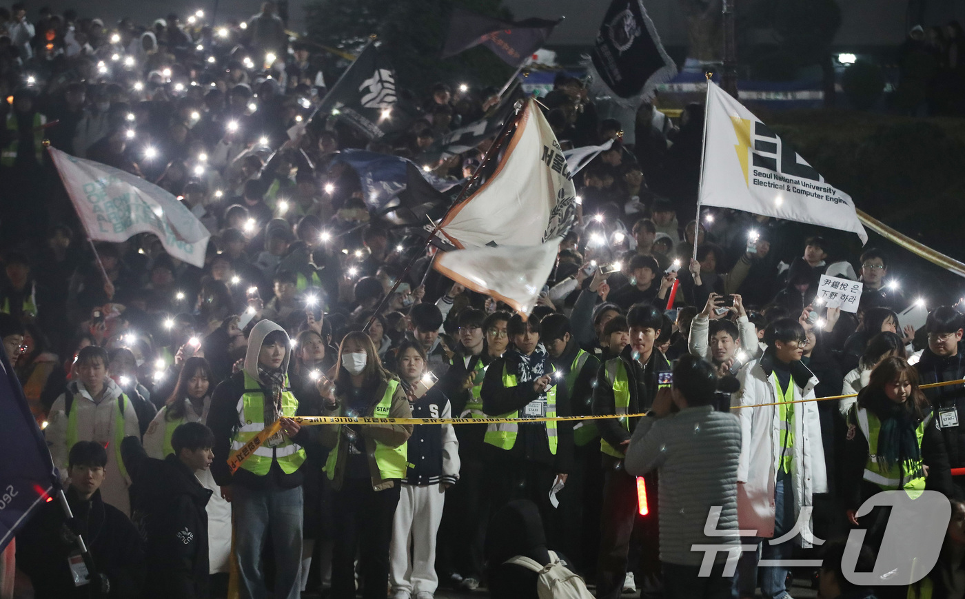 (서울=뉴스1) 임세영 기자 = 서울대학교 학생들이 5일 서울 관악구 서울대학교 아크로폴리스 광장에서 윤석열 대통령 퇴진 요구를 안건으로 열린 전체 총학생회에서 스마트폰 불빛을 흔 …