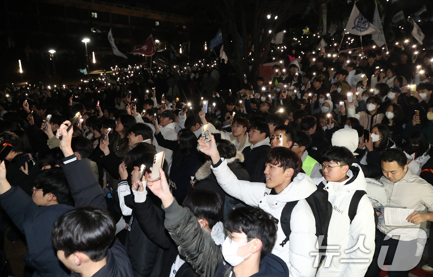 (서울=뉴스1) 임세영 기자 = 서울대학교 학생들이 5일 서울 관악구 서울대학교 아크로폴리스 광장에서 윤석열 대통령 퇴진 요구를 안건으로 열린 전체 총학생회에서 스마트폰 불빛을 흔 …