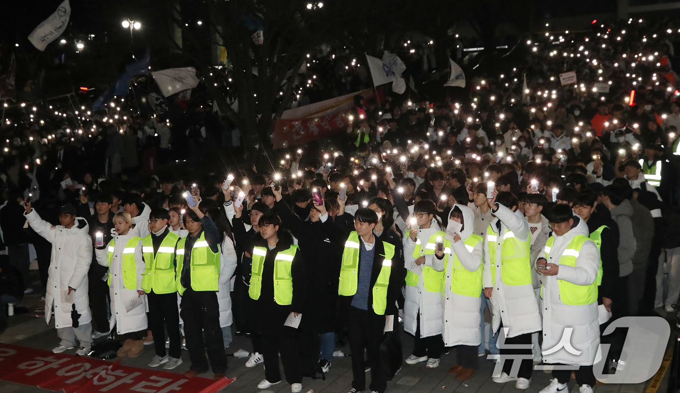 (서울=뉴스1) 임세영 기자 = 서울대학교 학생들이 5일 서울 관악구 서울대학교 아크로폴리스 광장에서 윤석열 대통령 퇴진 요구를 안건으로 열린 전체 총학생회에서 스마트폰 불빛을 흔 …